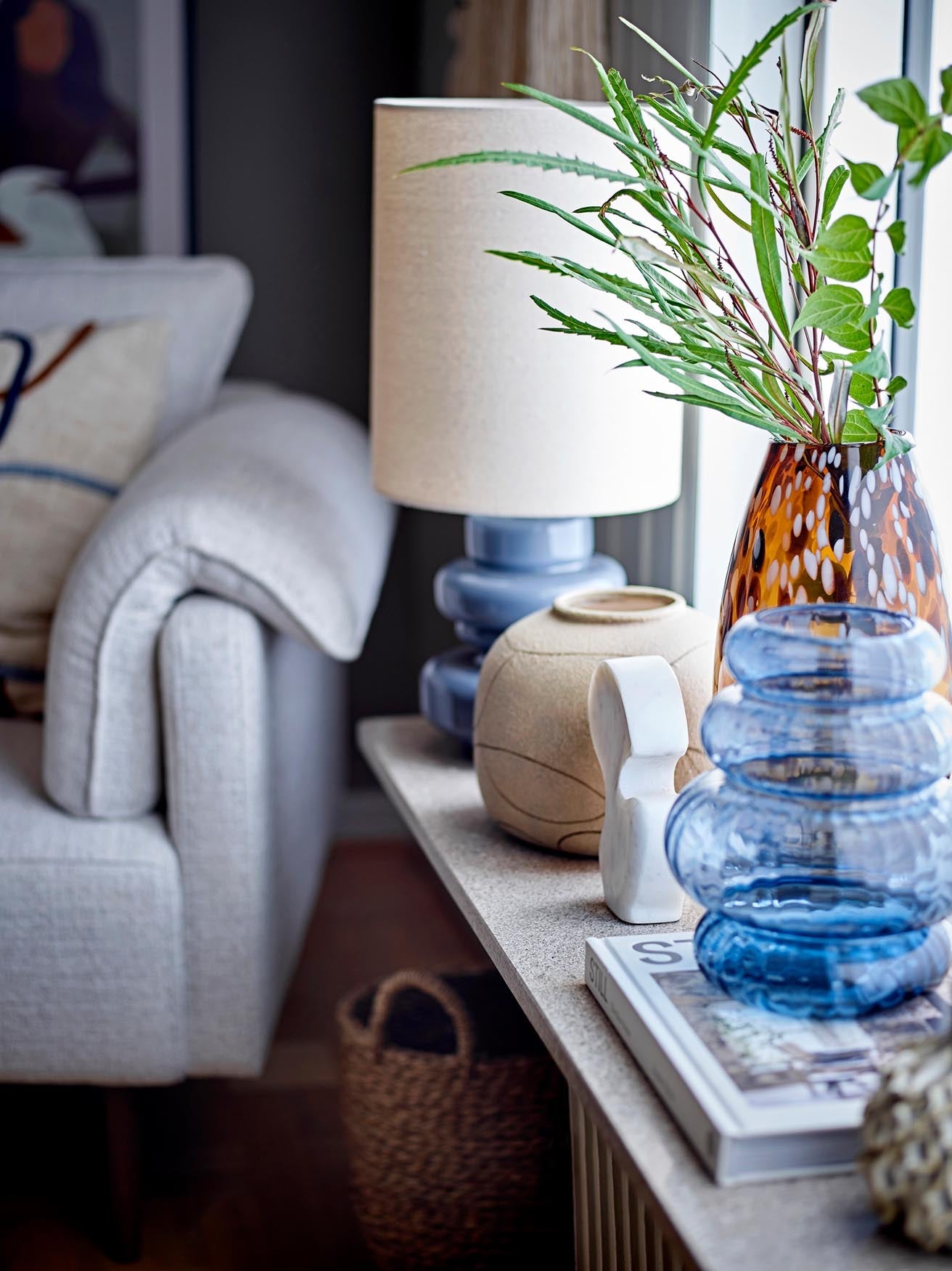 Elegante Niza Deko-Vase aus Natur-Terrakotta von Bloomingville.