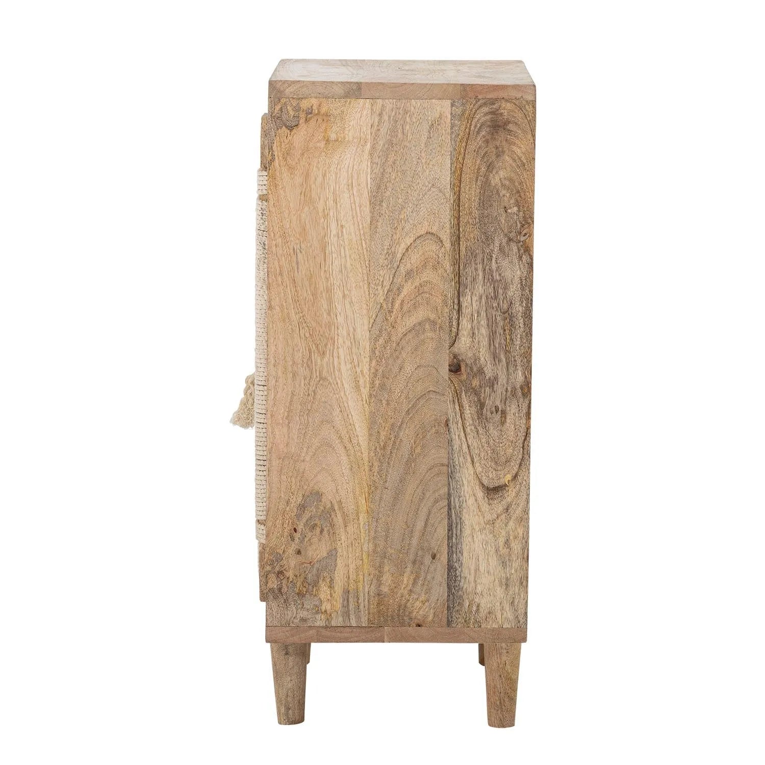 Der Cubas Kabinett aus Mangoholz vereint robuste Eleganz mit handgewebten Türen für stilvollen Stauraum.