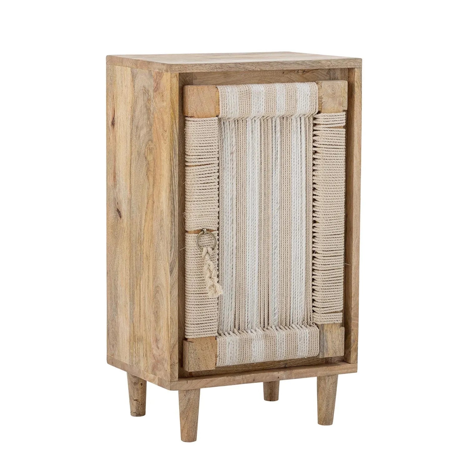 Der Cubas Kabinett aus Mangoholz vereint robuste Eleganz mit handgewebten Türen für stilvollen Stauraum.