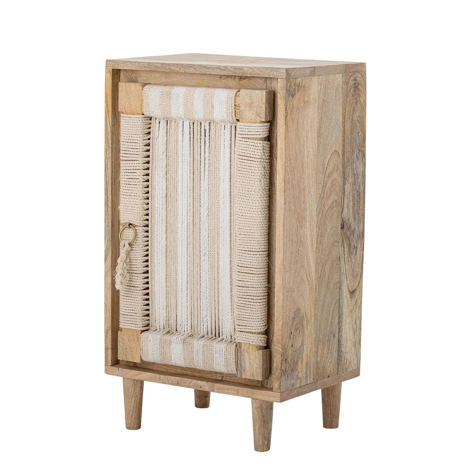 Der Cubas Kabinett aus Mangoholz vereint robuste Eleganz mit handgewebten Türen für stilvollen Stauraum.