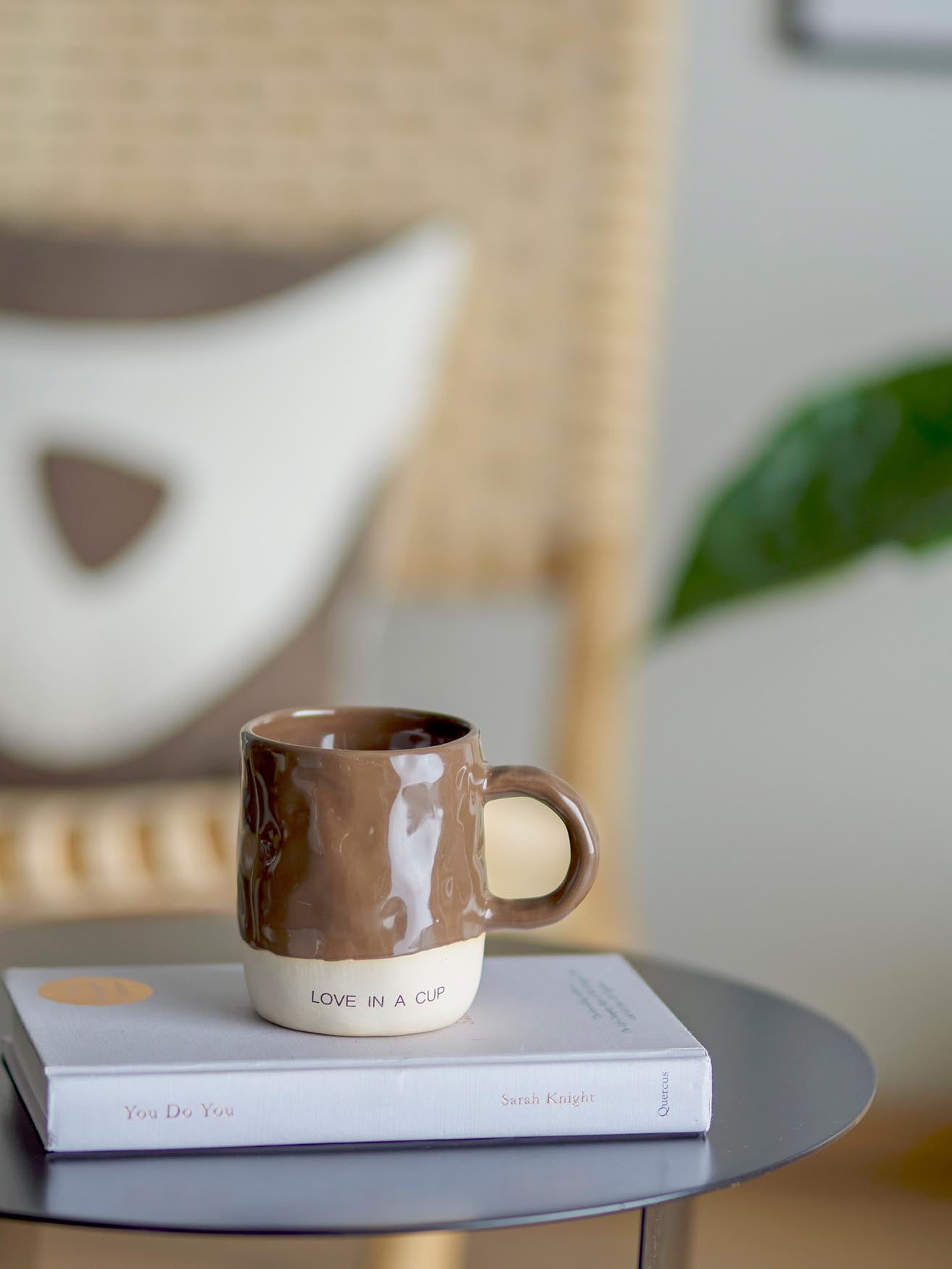 Rustikaler Neo Becher aus Steingut in Braun von Bloomingville.