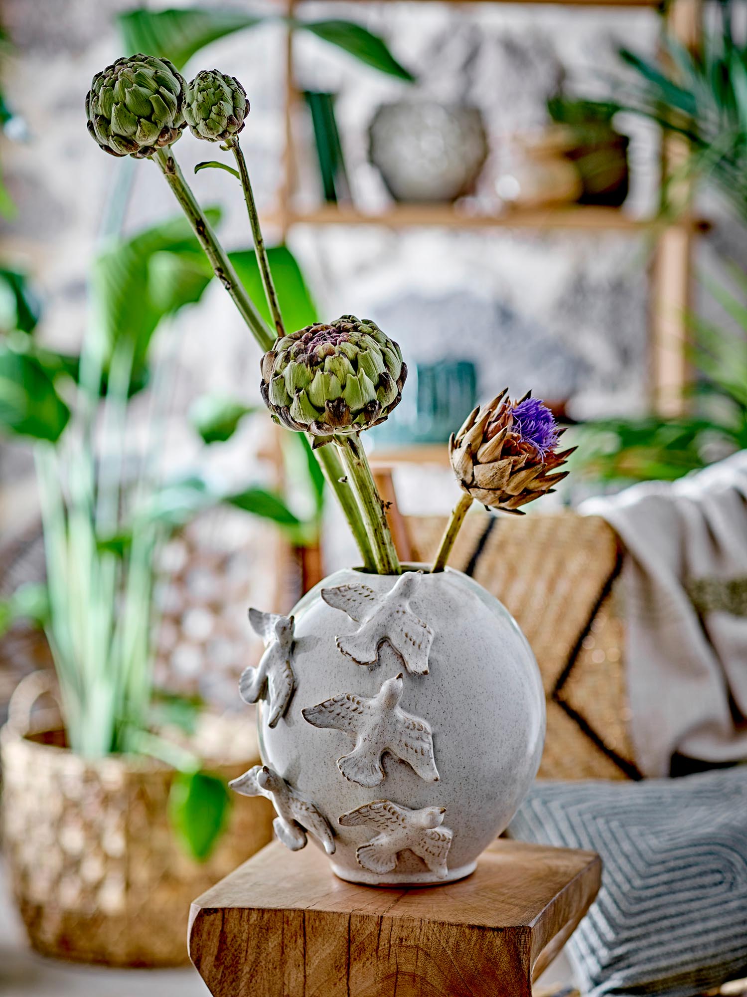 Die Abira Vase aus Steingut in natürlichem Design von Creative Collection ist ein stilvolles Dekorationsstück für Ihr Zuhause.