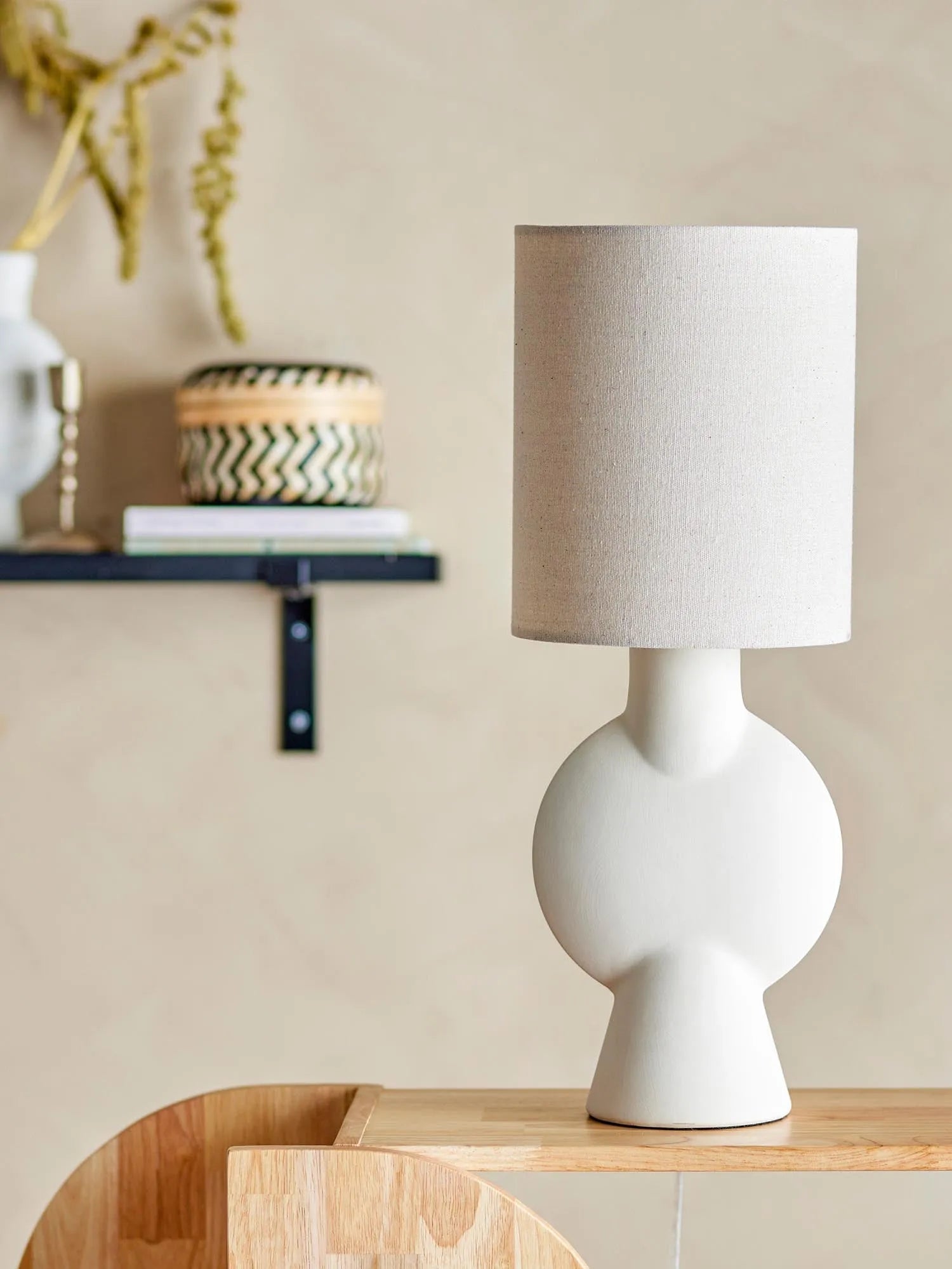 Die Sergio Tischlampe von Bloomingville vereint skandinavische Eleganz mit robustem Steingut und sanftem Leinenlicht.