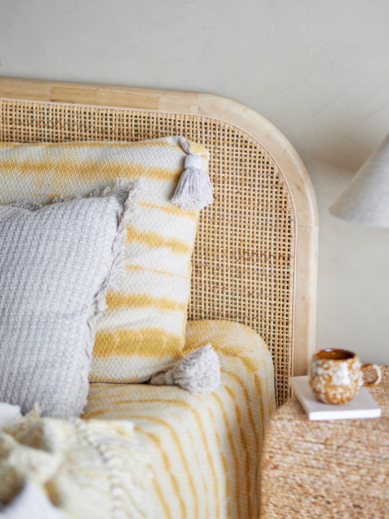 Raley Kopfteil: Zeitlose Natur aus Gmelina-Holz von Bloomingville.