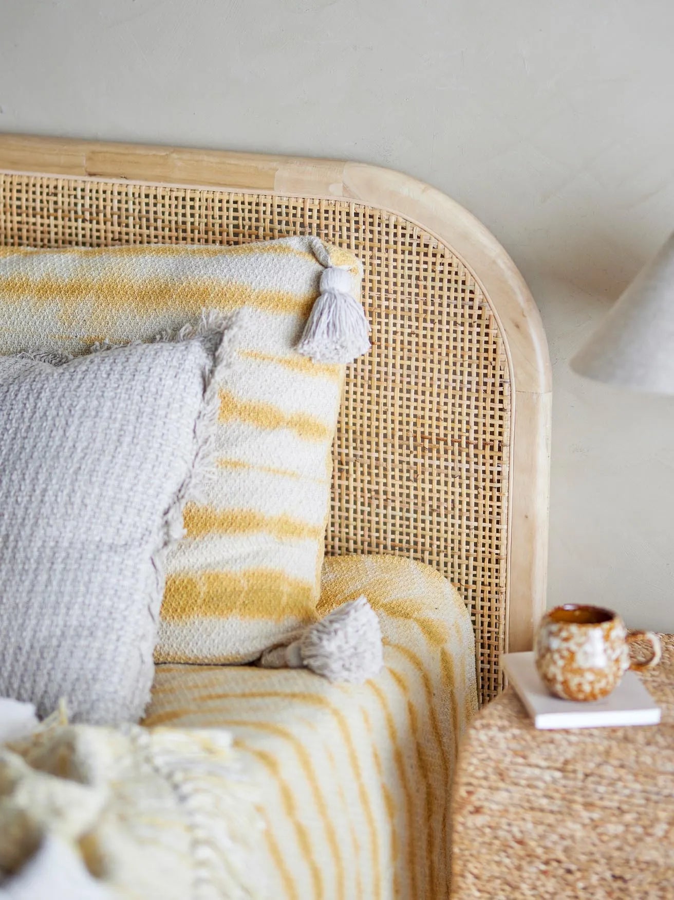 Raley Kopfteil: Zeitlose Natur aus Gmelina-Holz von Bloomingville.