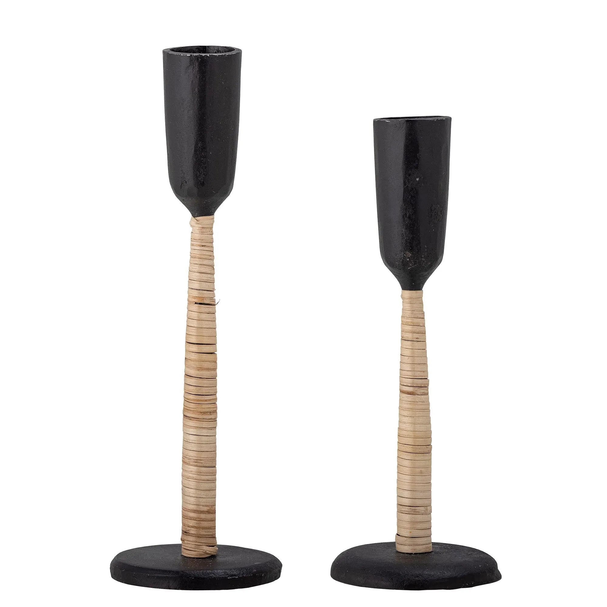 Eleganter schwarzer Kesha Kerzenhalter aus handgehämmertem Eisen von Bloomingville, ideal für stilvolle Dekoration.