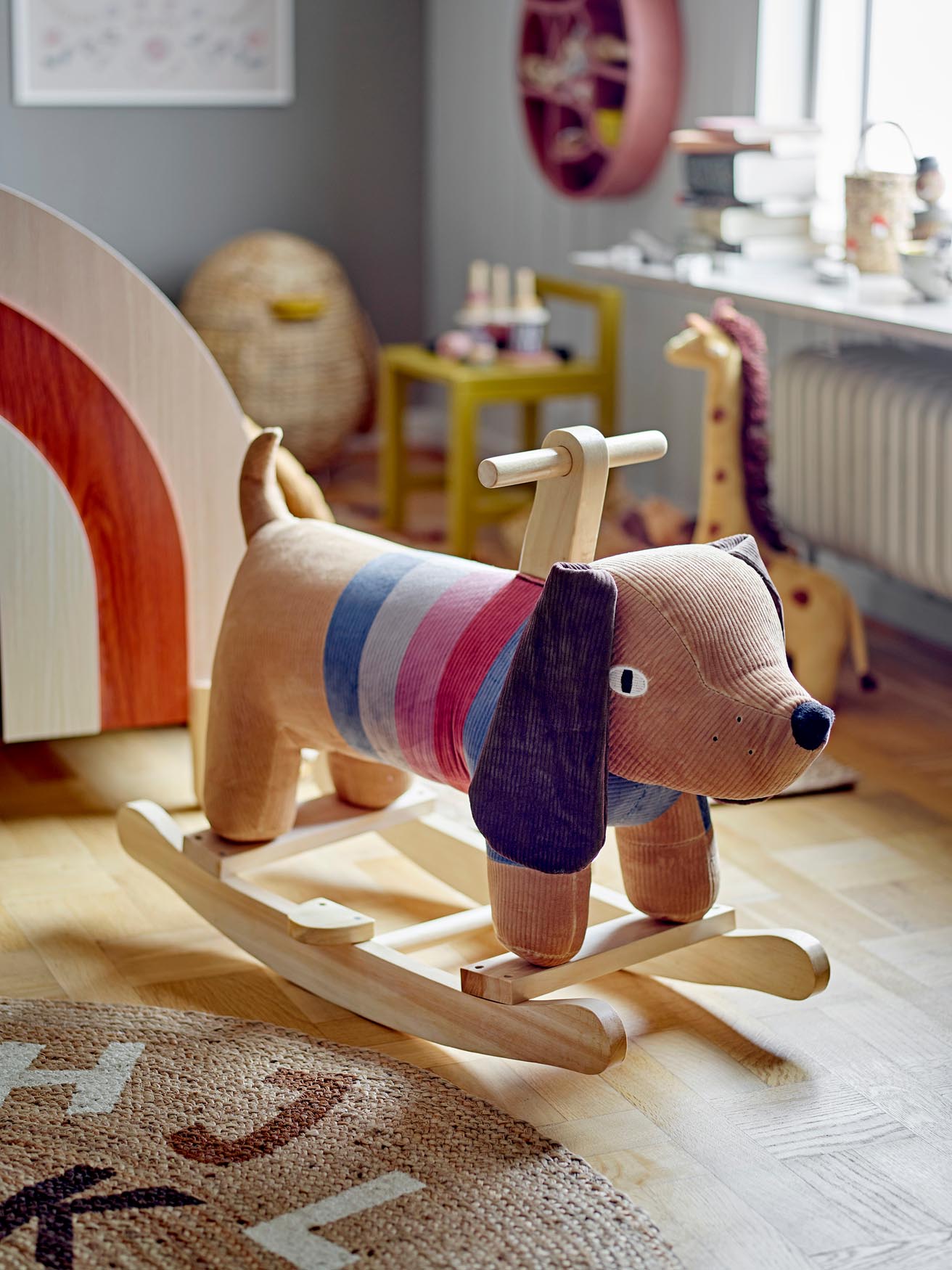 Eleganter Jute-Teppich in Braun von Bloomingville Mini für Kinderzimmer.