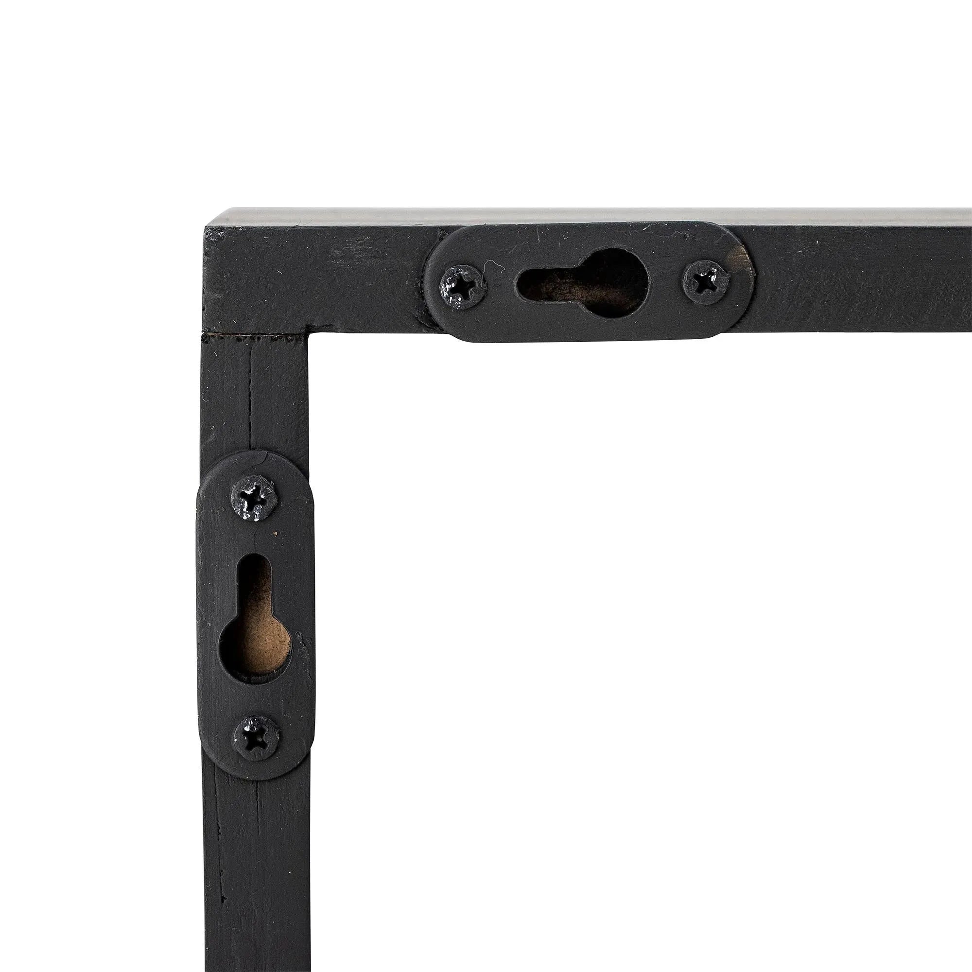 Olinn Regal: Stilvolles Tannenholz-Design in Schwarz von Bloomingville.