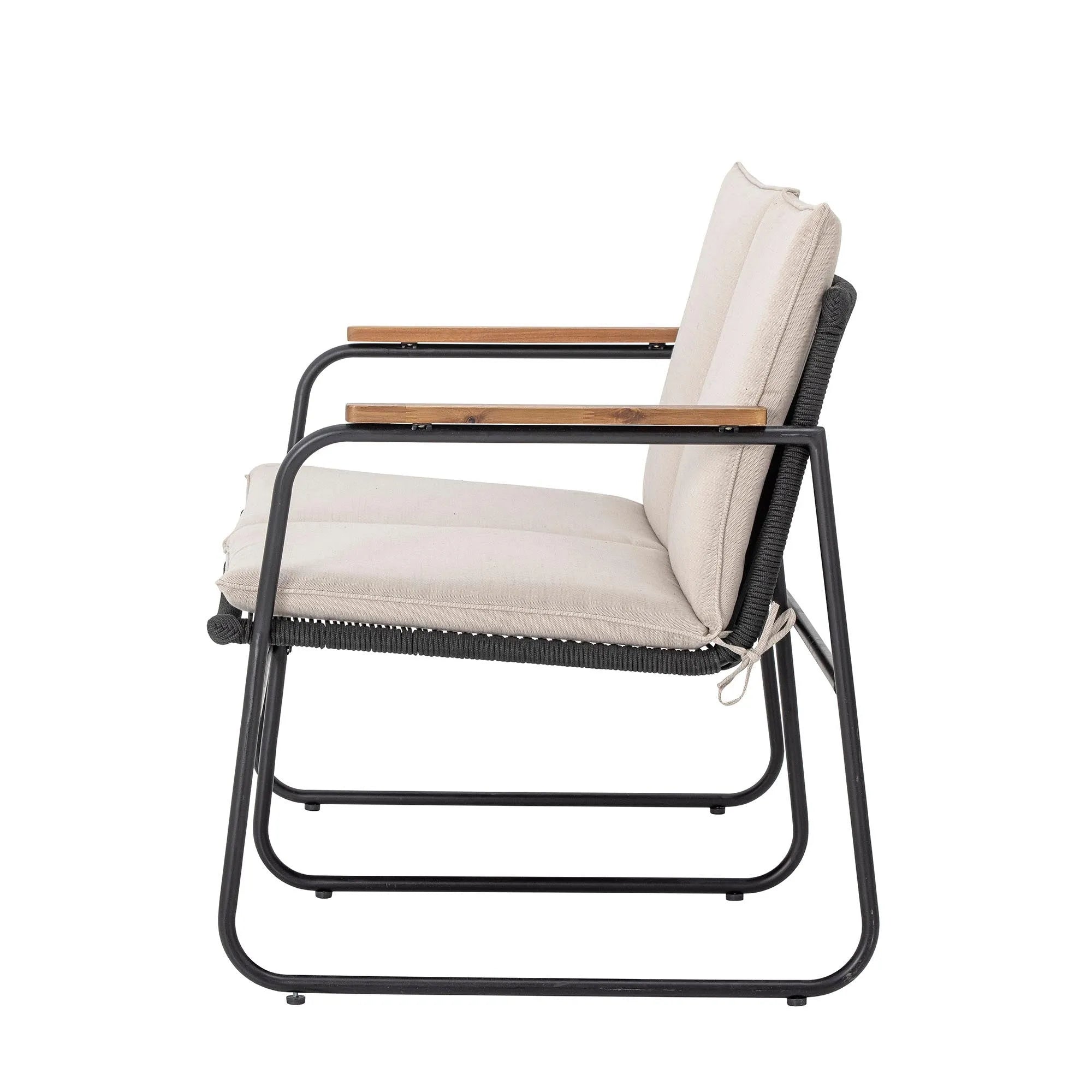 Modernes Hampton Sofa in Schwarz mit stabilem Metallrahmen.