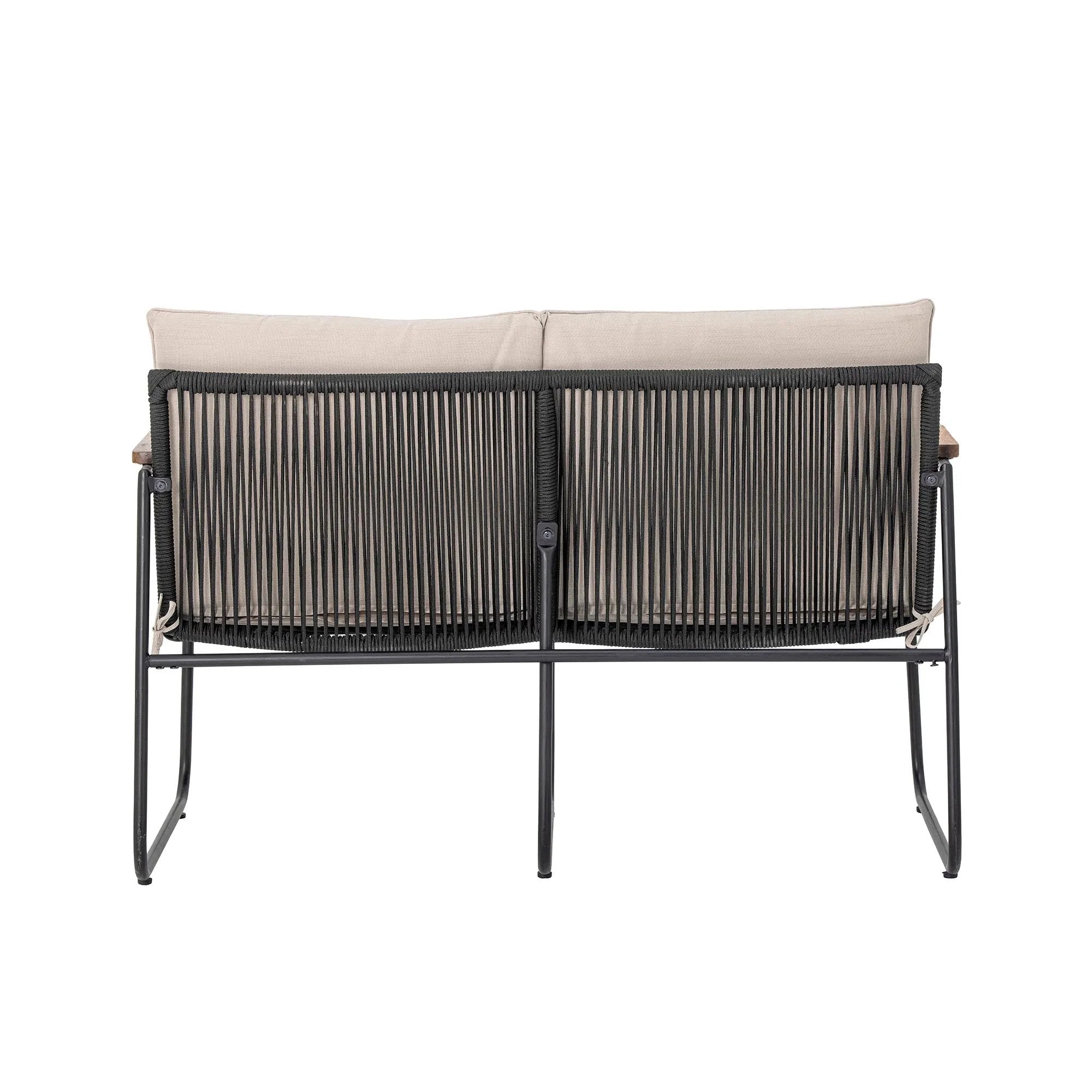 Elegantes Bloomingville Hampton Sofa in Schwarz mit Metallrahmen.