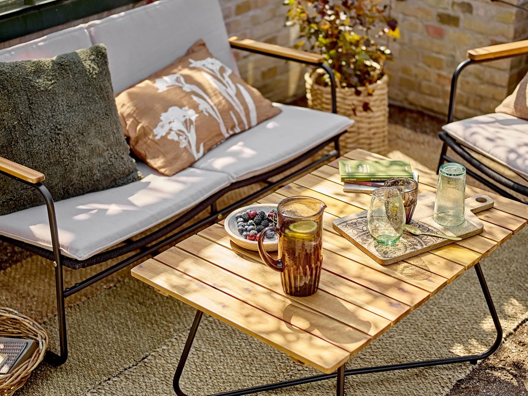 Modernes Hampton Sofa in Schwarz mit stabilem Metallrahmen.