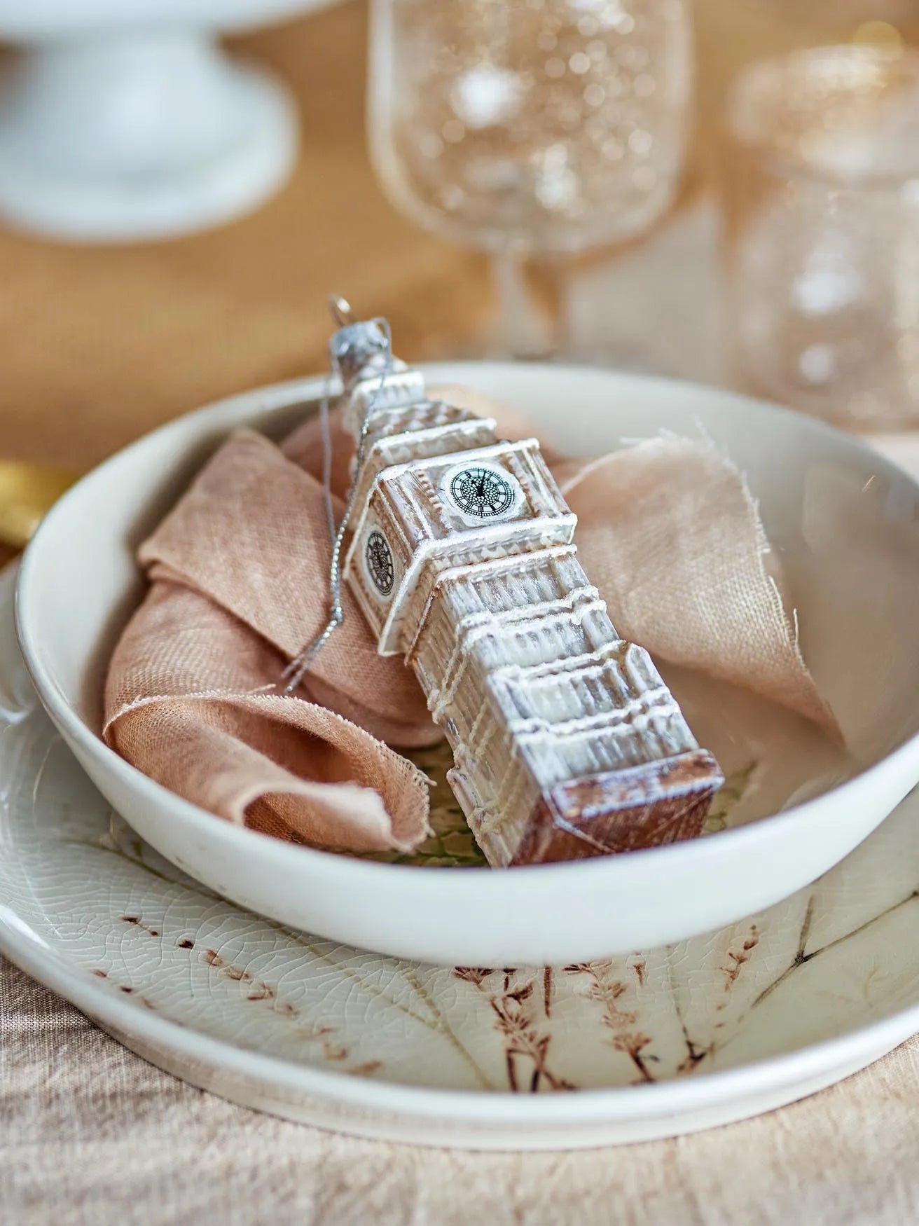 Das Jinal Ornament von Bloomingville: Ein gläserner Big Ben mit goldenen Akzenten, der Londoner Charme und festlichen Glanz vereint.