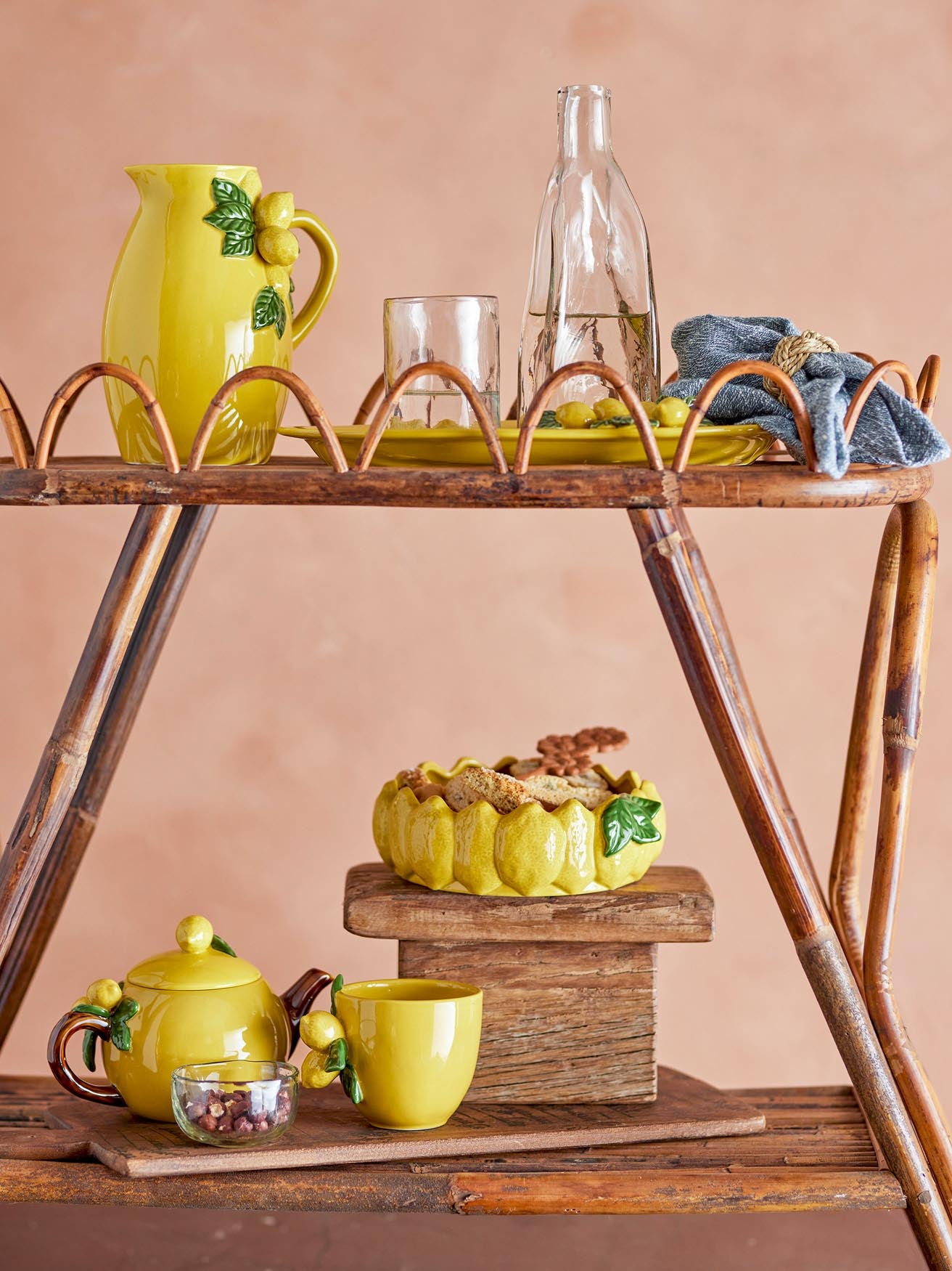 Limone Krug, Gelb, Steingut in Yellow präsentiert im Onlineshop von KAQTU Design AG. Kanne ist von Creative Collection