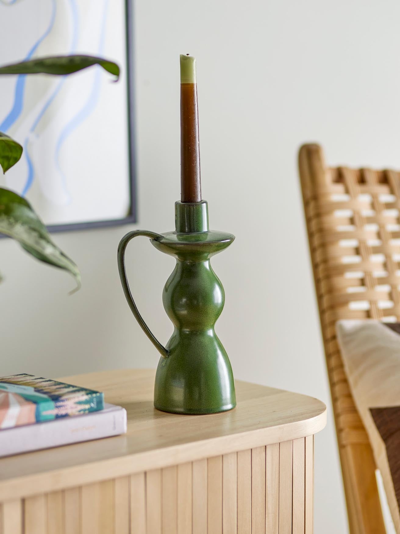 Der Fija Kerzenhalter von Bloomingville aus grünem Steingut vereint modernes Design mit zeitloser Eleganz für Ihr Zuhause.