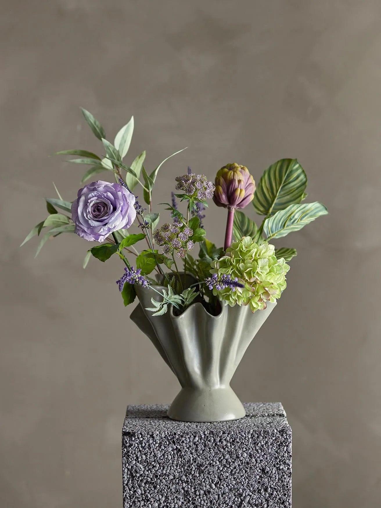 Plier Vase aus Natursteingut von Bloomingville, stilvoll und modern.