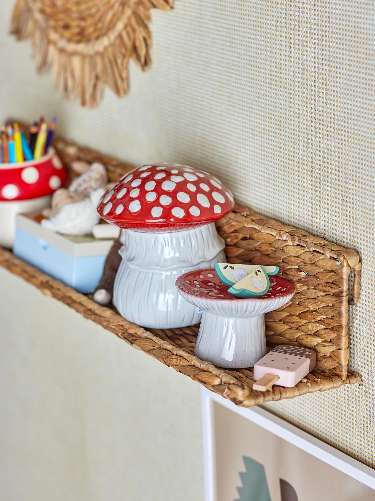 Elegantes rotes Steingut-Gefäss mit Deckel von Bloomingville Mini.