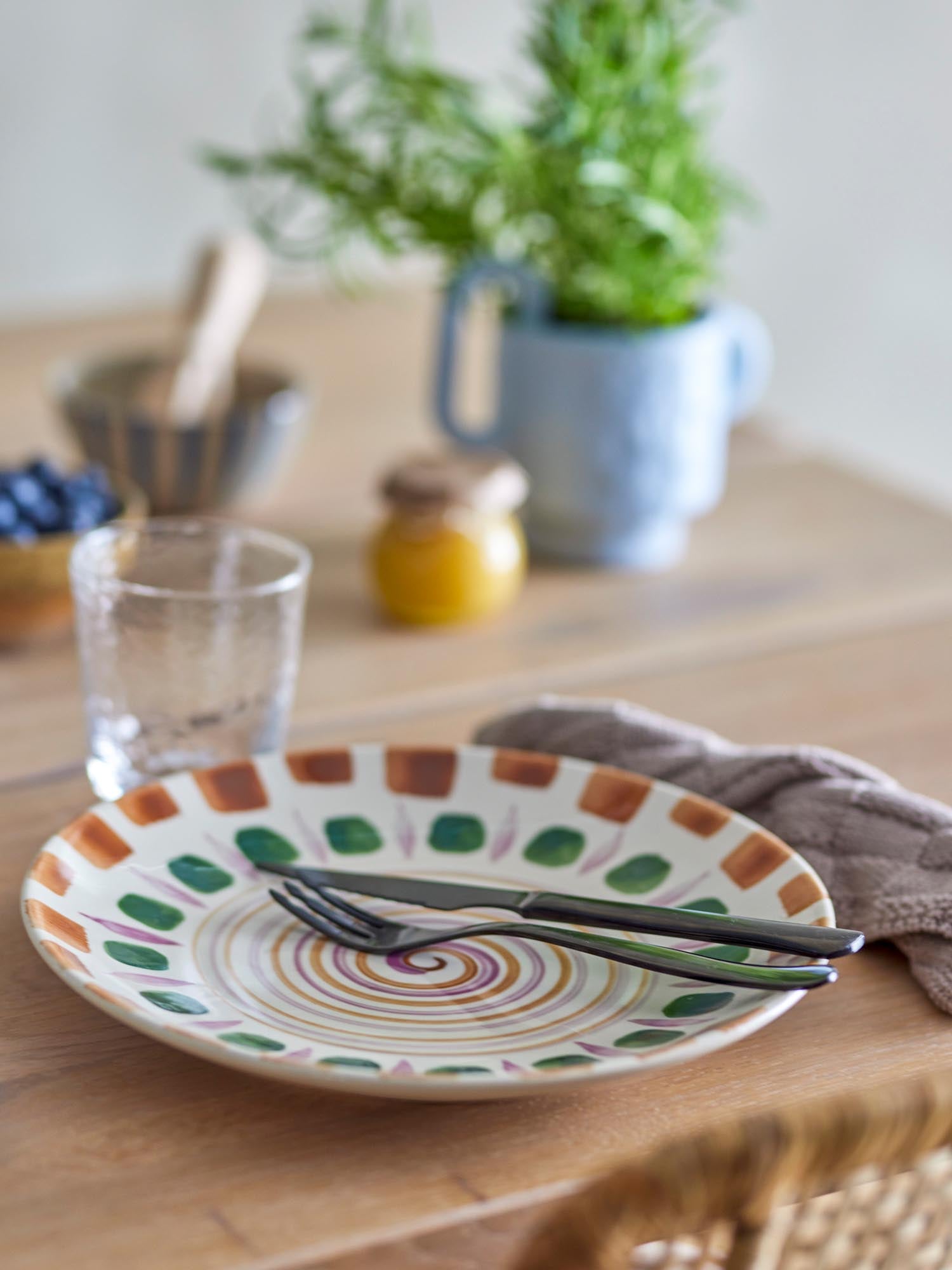Shama Teller in Grün: Handgefertigtes Steingut von Bloomingville.