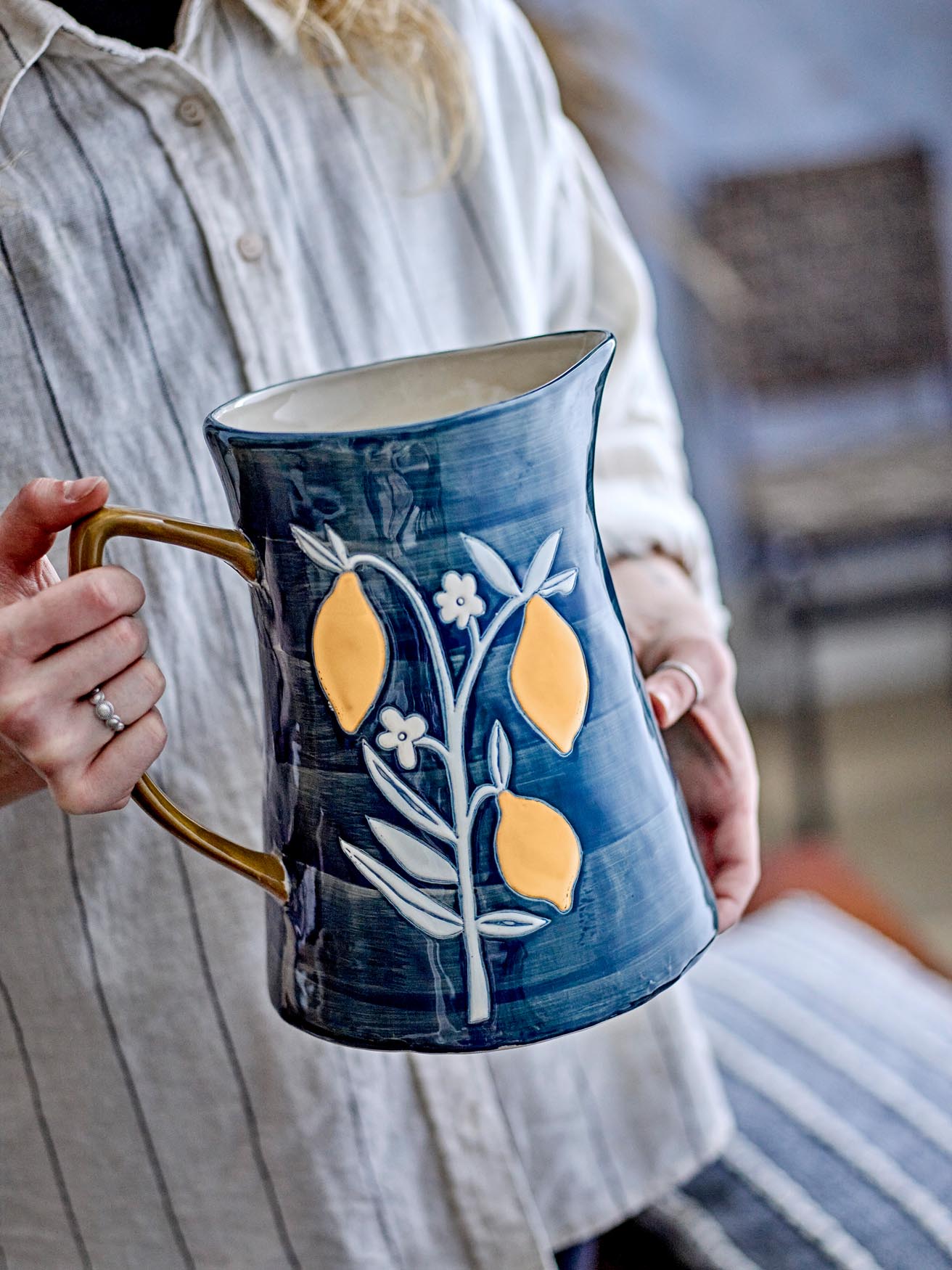 Erleben Sie den Feriha Krug von Creative Collection: Einzigartiges, handgefertigtes Steingut in tiefblau, perfekt für Getränke und als dekorative Vase.