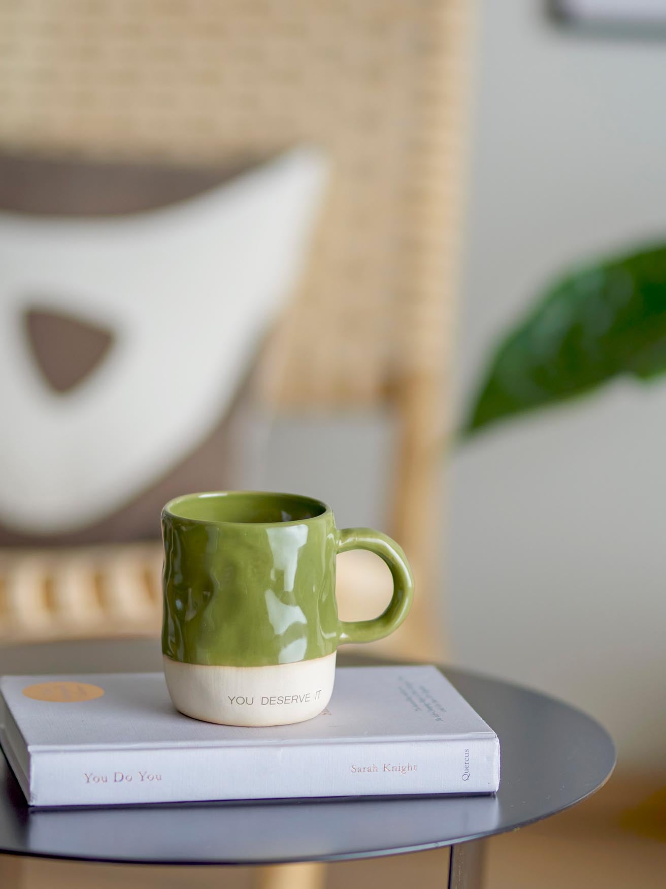Stilvoller Neo Becher aus grünem Steingut von Bloomingville, ideal für Kaffee und Tee, mit inspirierendem Text.