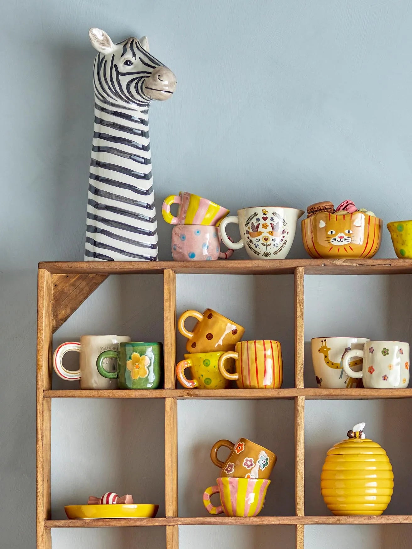 Addy Tasse in Grün: Verspieltes Steingut-Design von Bloomingville Mini.
