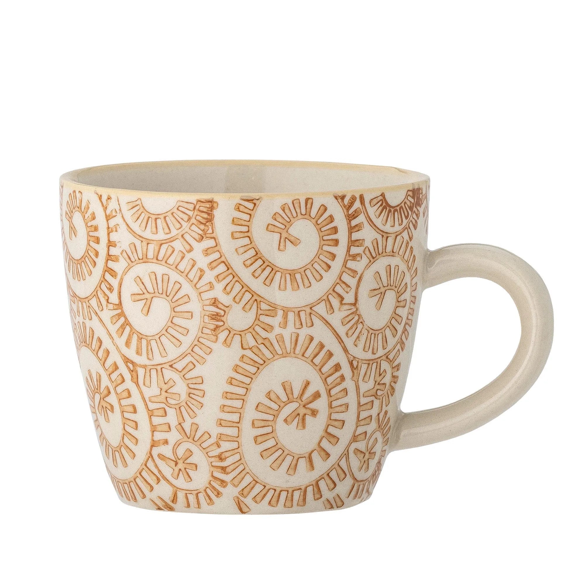 Die Maple Tasse in leuchtendem Orange aus Steingut bietet stilvolle Wärmeisolierung und ist ideal für Kaffee oder Tee.