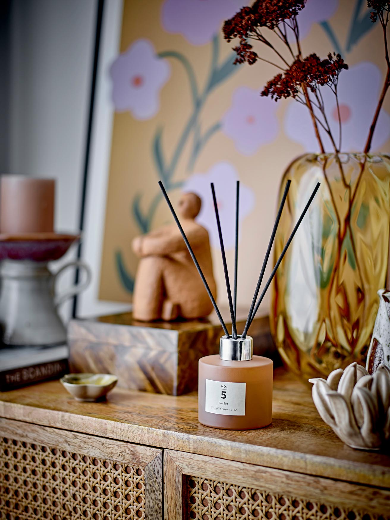 Klarasofie Vase Gelb: Zeitloses Design aus Glas von Bloomingville.