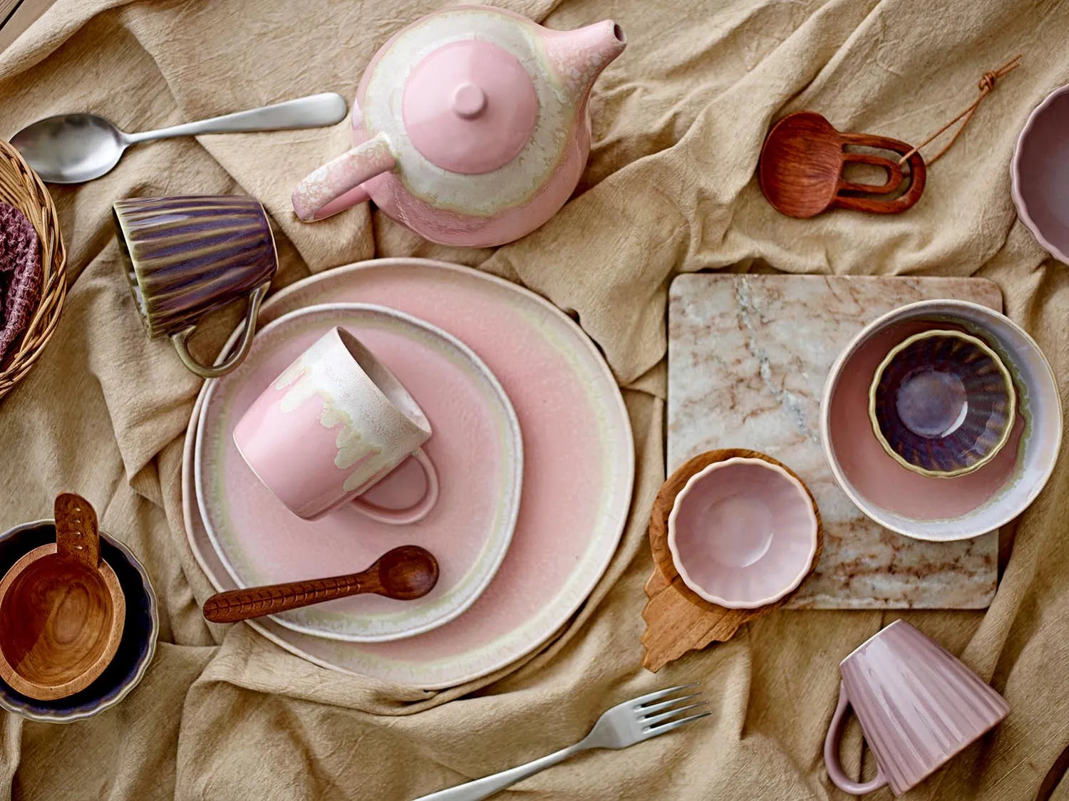 Louisa Teller, Rose, Steingut in Rose präsentiert im Onlineshop von KAQTU Design AG. Teller ist von Bloomingville