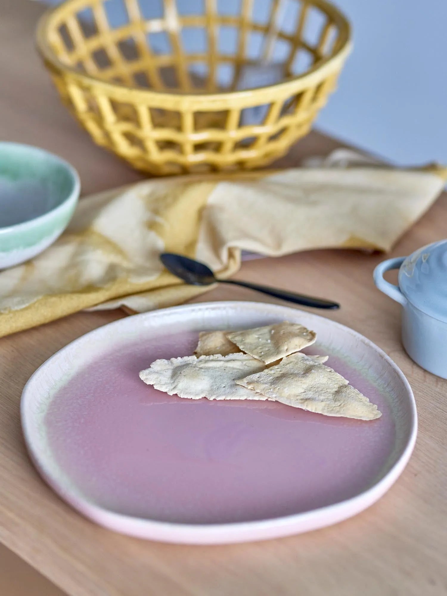 Louisa Teller, Rose, Steingut in Rose präsentiert im Onlineshop von KAQTU Design AG. Teller ist von Bloomingville