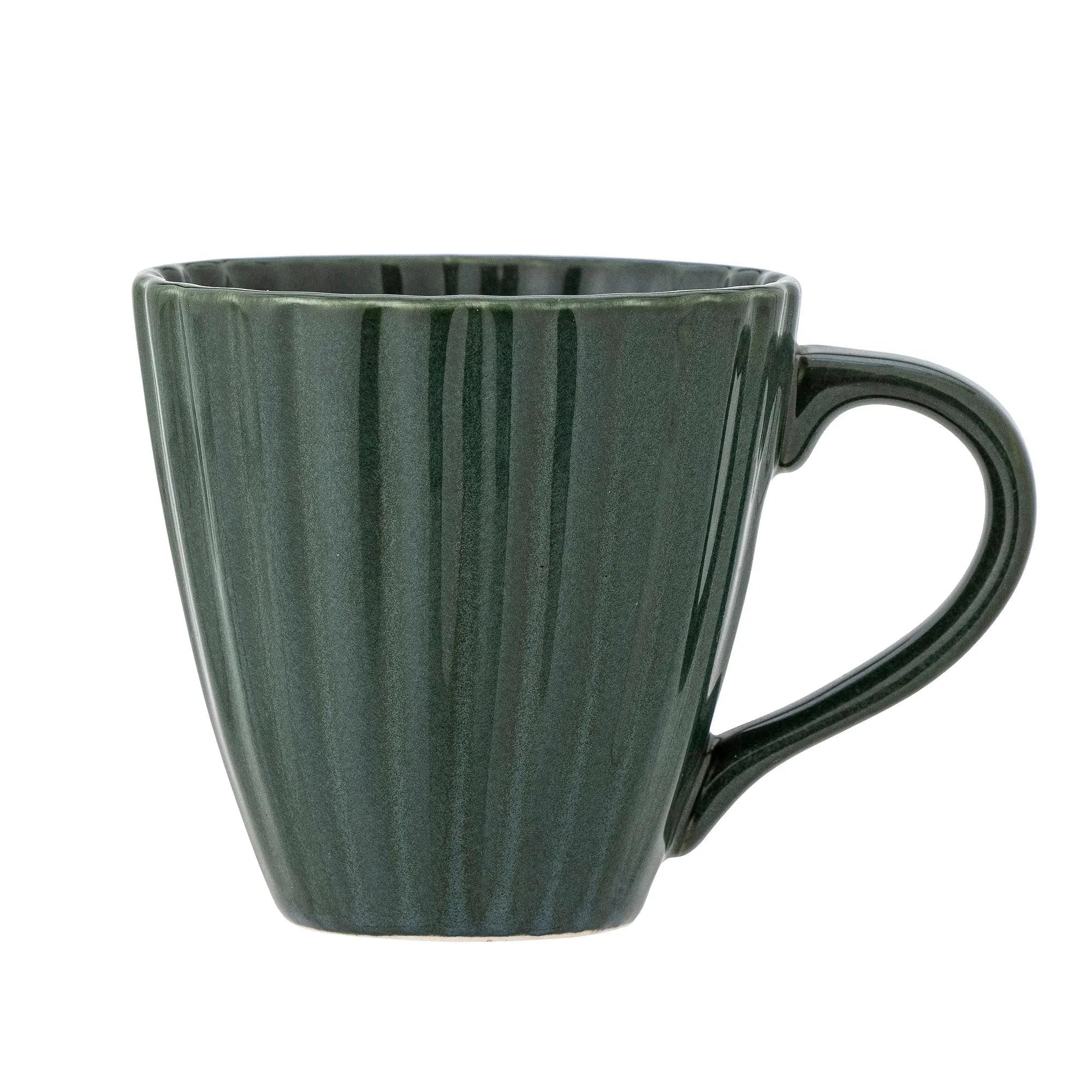Eleganter grüner Becher aus Steingut, 300 ml, vereint skandinavisches Design mit Funktionalität. Spülmaschinen- und mikrowellenfest.