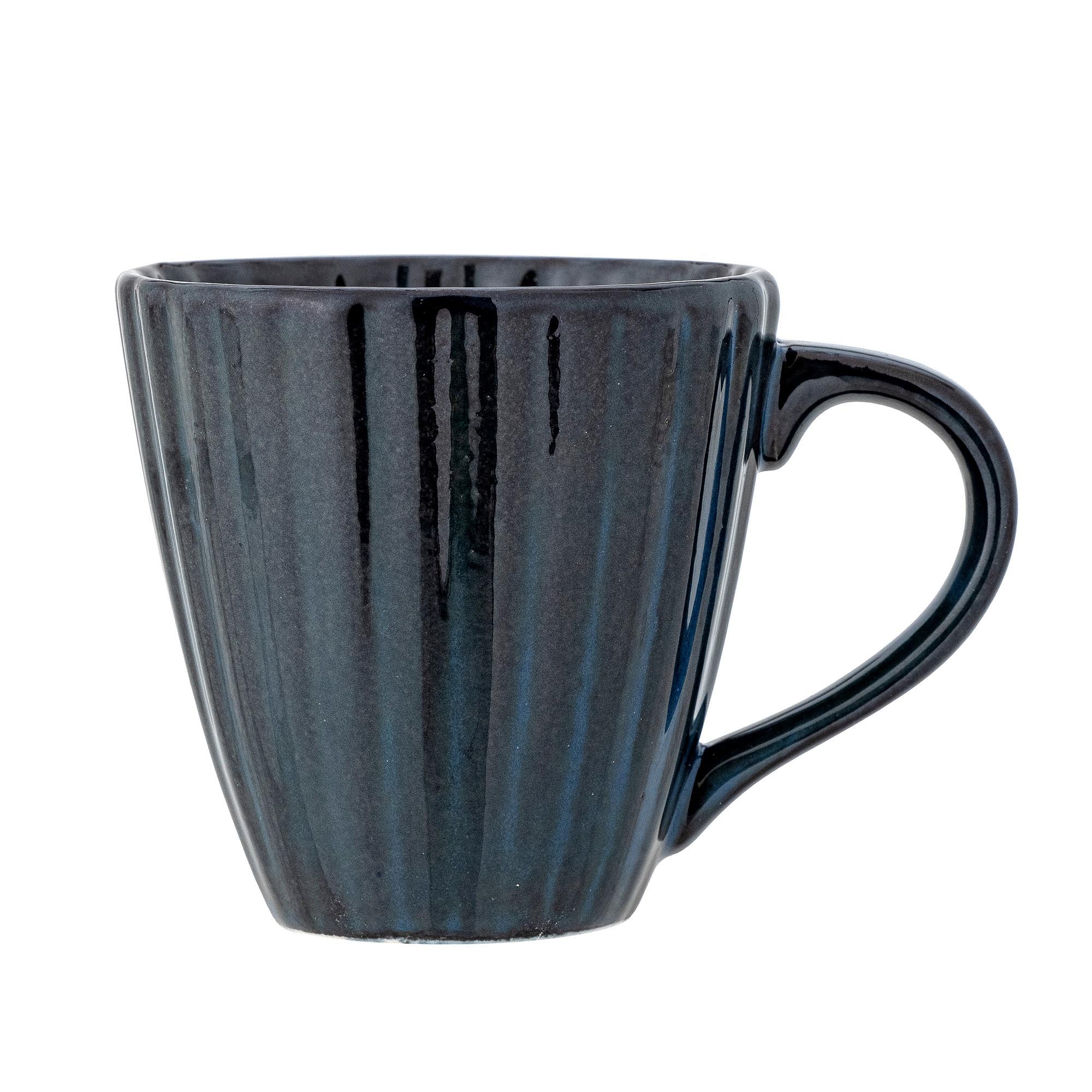 Entdecken Sie den handgefertigten Latina Becher in strahlendem Blau von Bloomingville. Robust, spülmaschinenfest und perfekt für jeden Anlass.