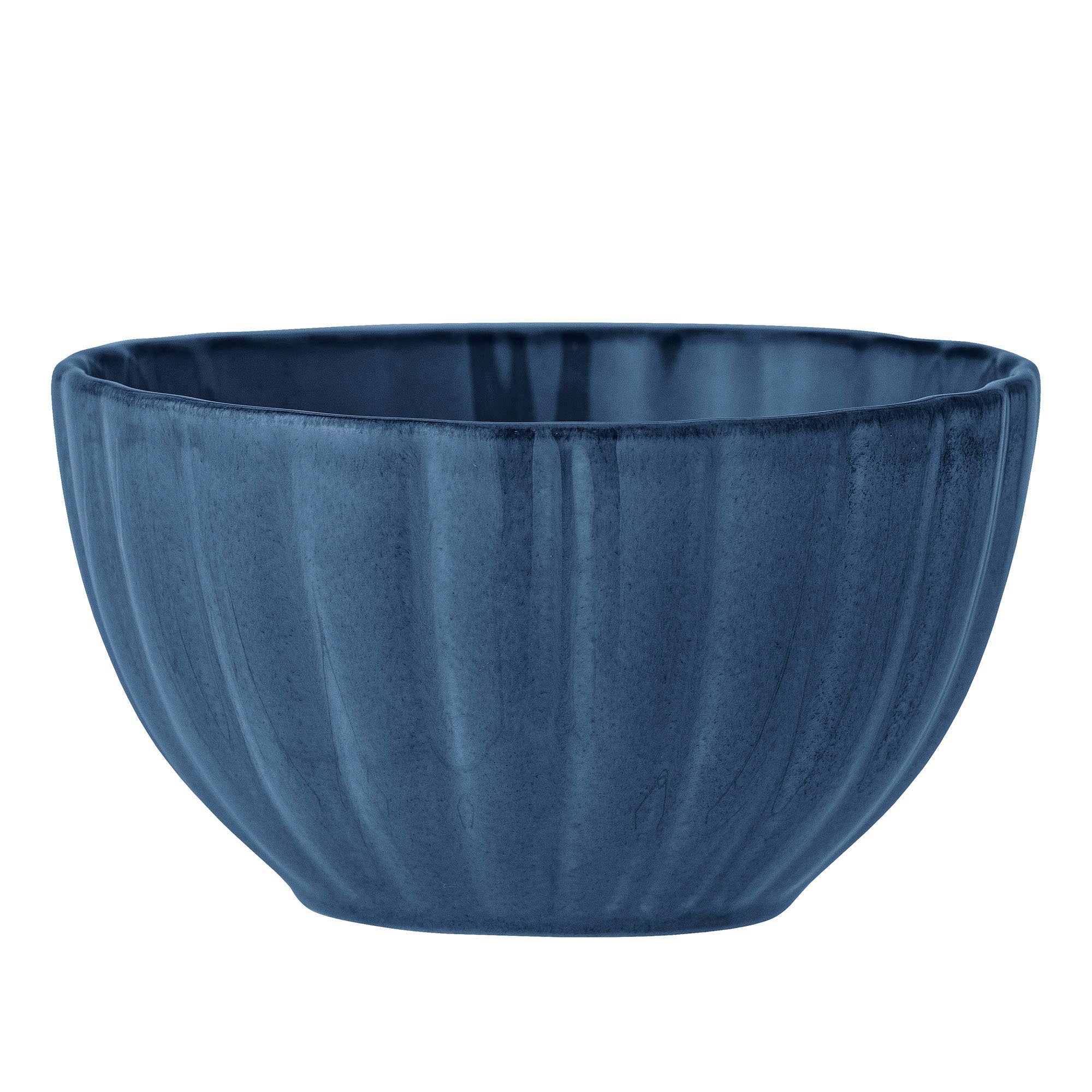 Die Latina Schale von Bloomingville aus blauem Steingut besticht durch ihr stilvolles Design und ihre hochwertige Verarbeitung.