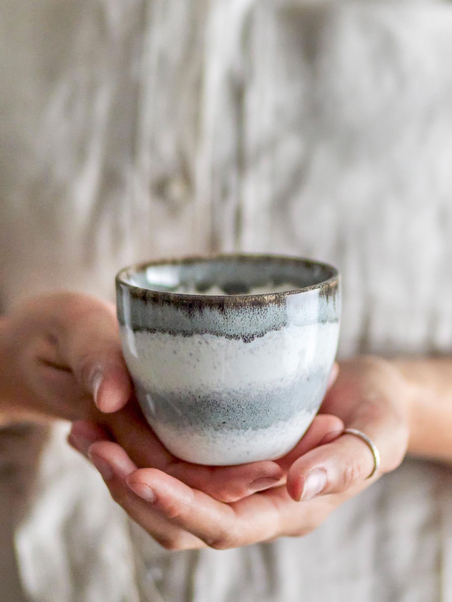 Elegante graue Steingut-Tasse von Bloomingville, skandinavisches Design, ohne Henkel, einzigartig durch Glasur.