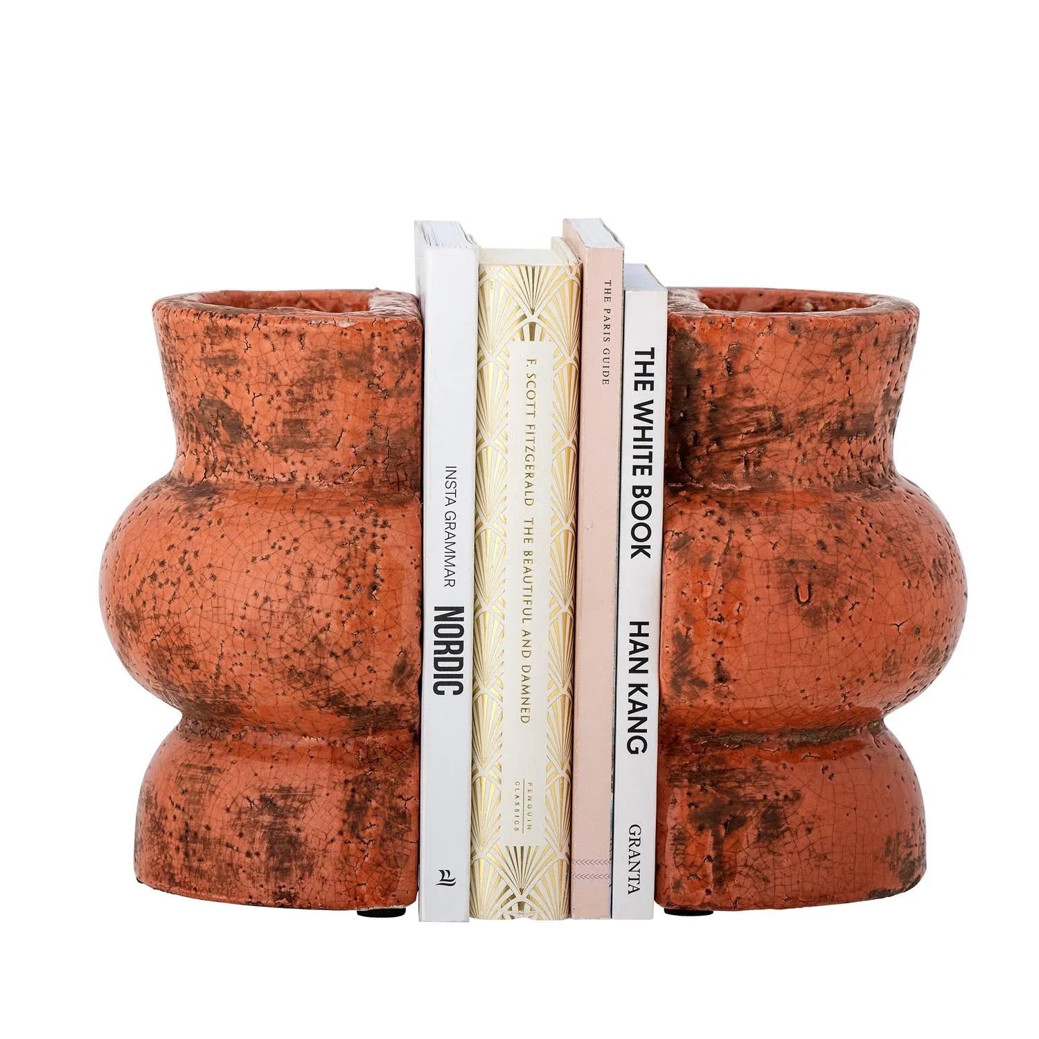 Die Maiza Buchstütze: Terrakotta-Design in warmen Orangetönen, vereint Funktion und Kunst, ideal für stilvolle Bücherregale.