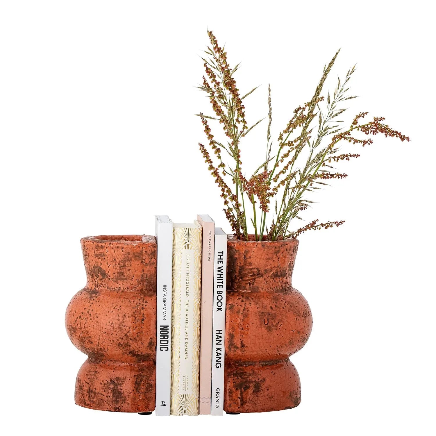 Die Maiza Buchstütze: Terrakotta-Design in warmen Orangetönen, vereint Funktion und Kunst, ideal für stilvolle Bücherregale.
