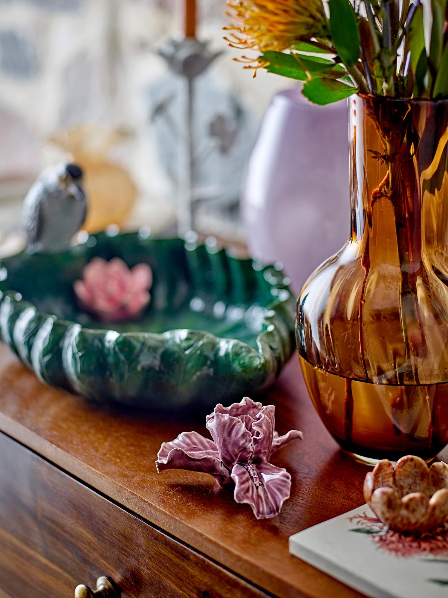 Die Saiqa Vase aus braunem Glas von Creative Collection besticht durch ihr elegantes Design und ihre vielseitige Einsetzbarkeit.