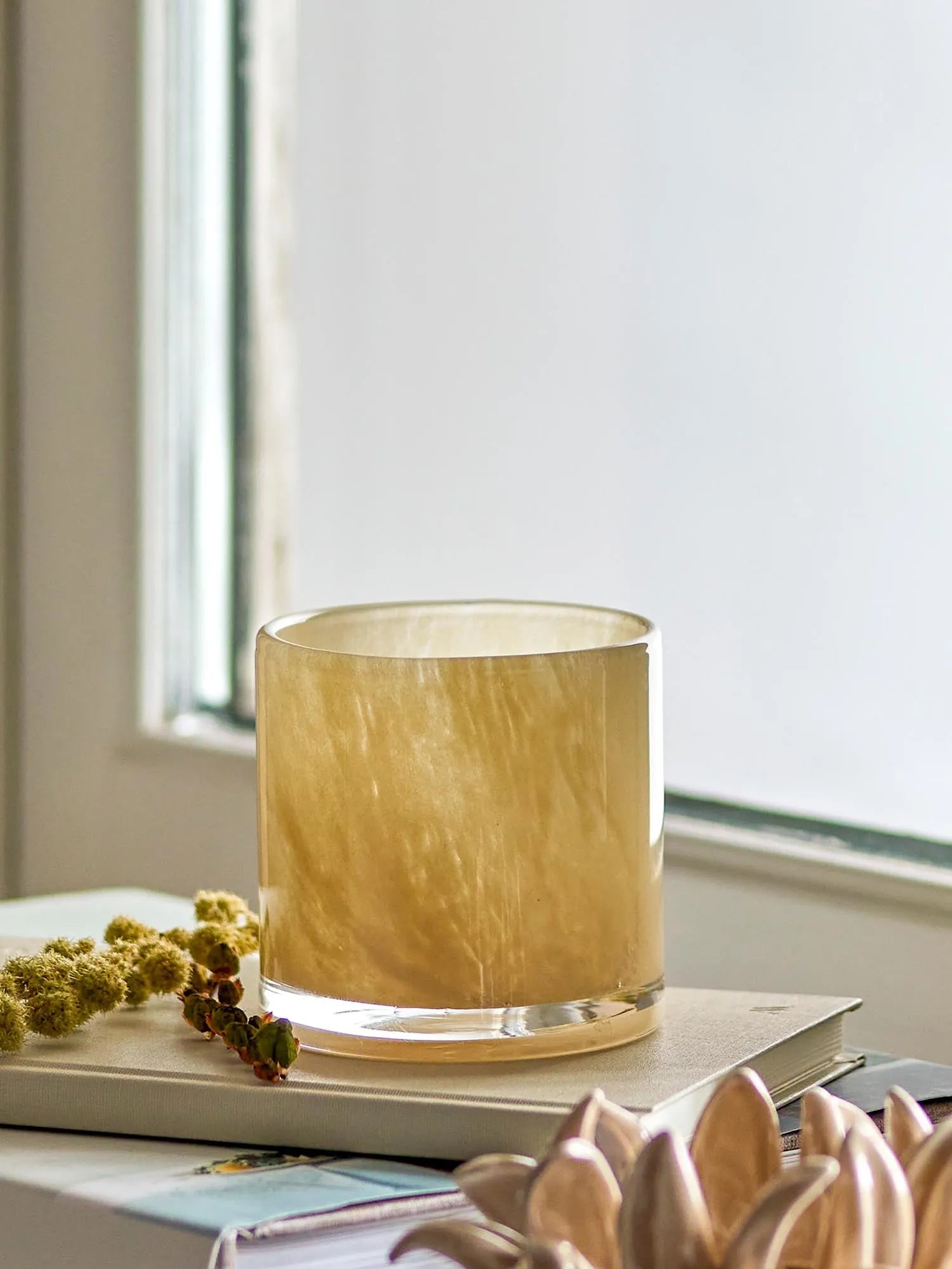 Der Sakkara Teelichthalter von Bloomingville verleiht jedem Raum mit seinem warmen, gelben Glas und einzigartigem Design eine elegante Note.