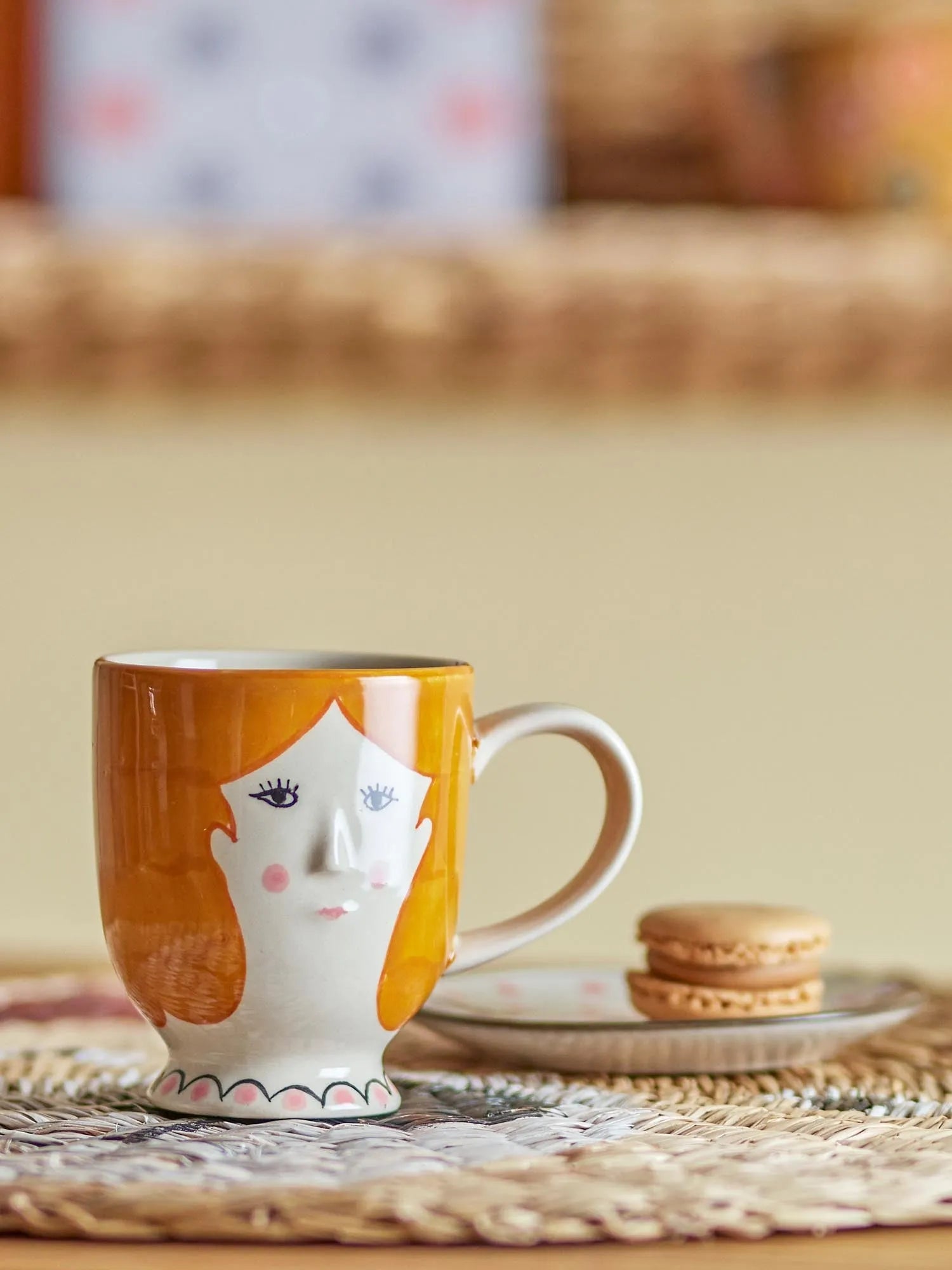 Die Jaya Tasse: Handbemaltes Steingut in leuchtendem Orange, einzigartig und langlebig, ideal für warme Getränke.