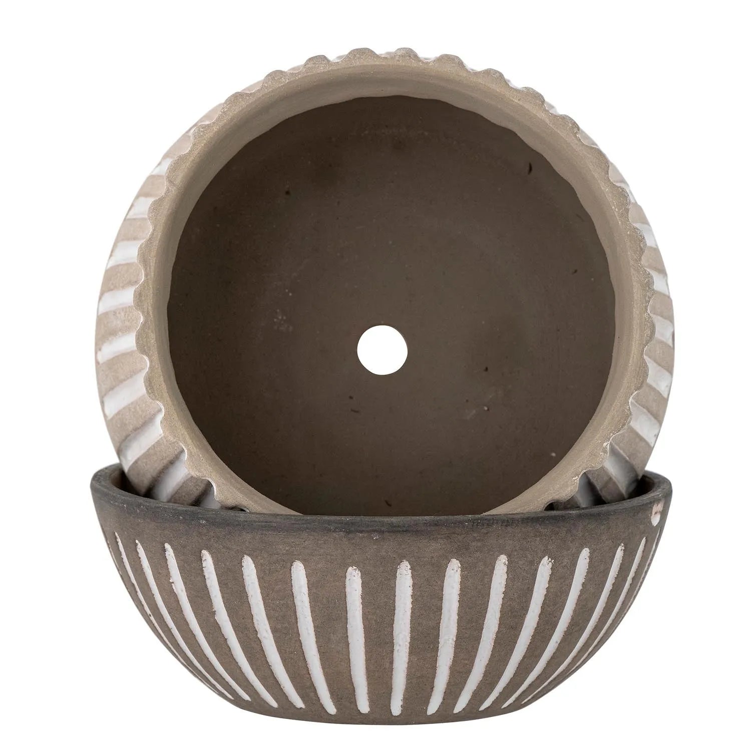 Eleganter grauer Terrakotta-Topf mit Untertasse, ideal für Pflanzen mit guter Drainage. Modernes Design mit rustikalem Charme.