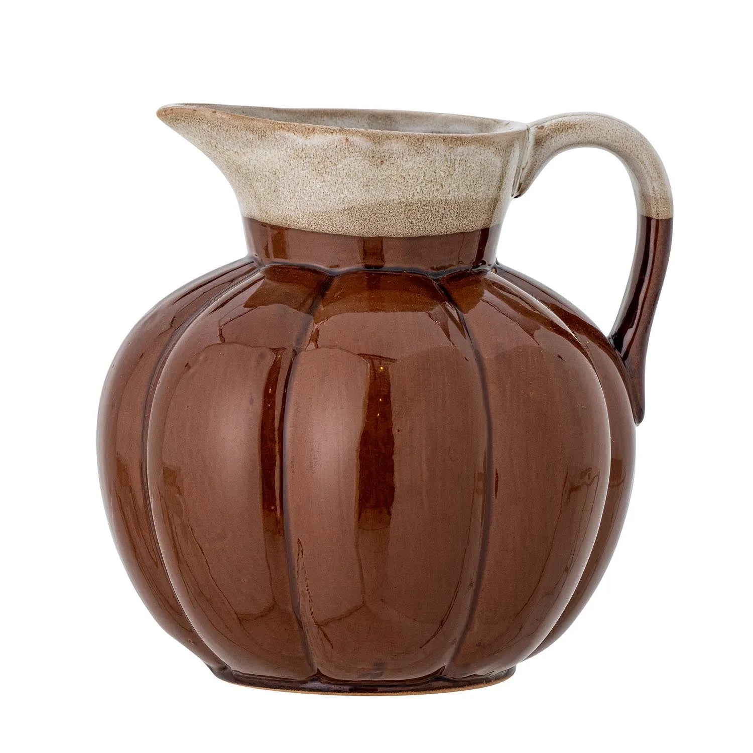 Der Luvin Krug aus Steingut besticht durch sein elegantes, rustikales Design und ist vielseitig als Krug oder Vase einsetzbar.