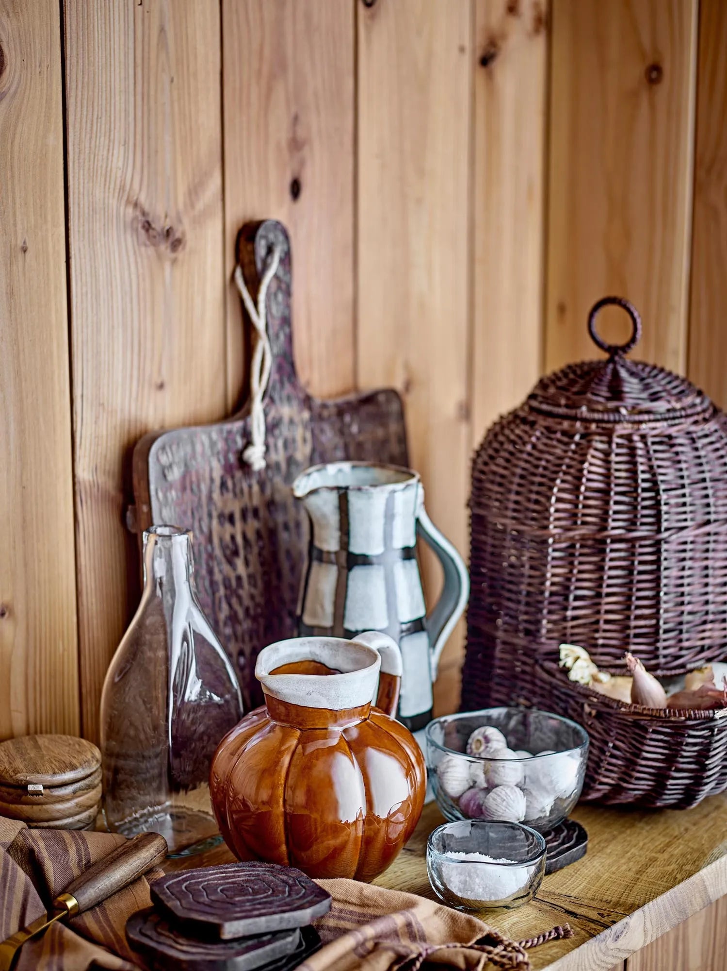 Der Luvin Krug aus braunem Steingut vereint rustikale Eleganz mit Funktionalität, ideal als Gefäß oder stilvolle Vase.