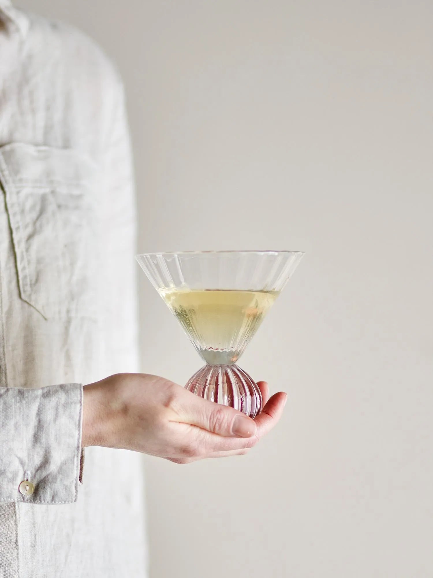 Elegantes, mundgeblasenes Cocktailglas von Bloomingville, ideal für stilvolle Anlässe und vielseitige Getränkekreationen.