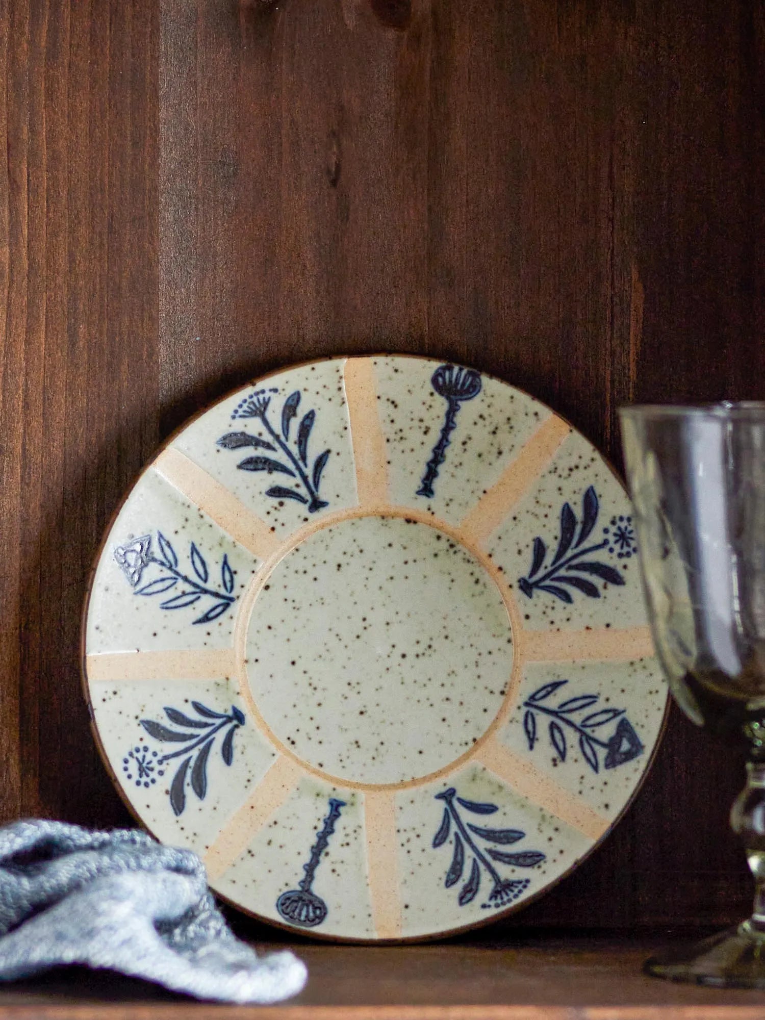 Leonie Teller, Blue, Steingut in Blau präsentiert im Onlineshop von KAQTU Design AG. Teller ist von Creative Collection