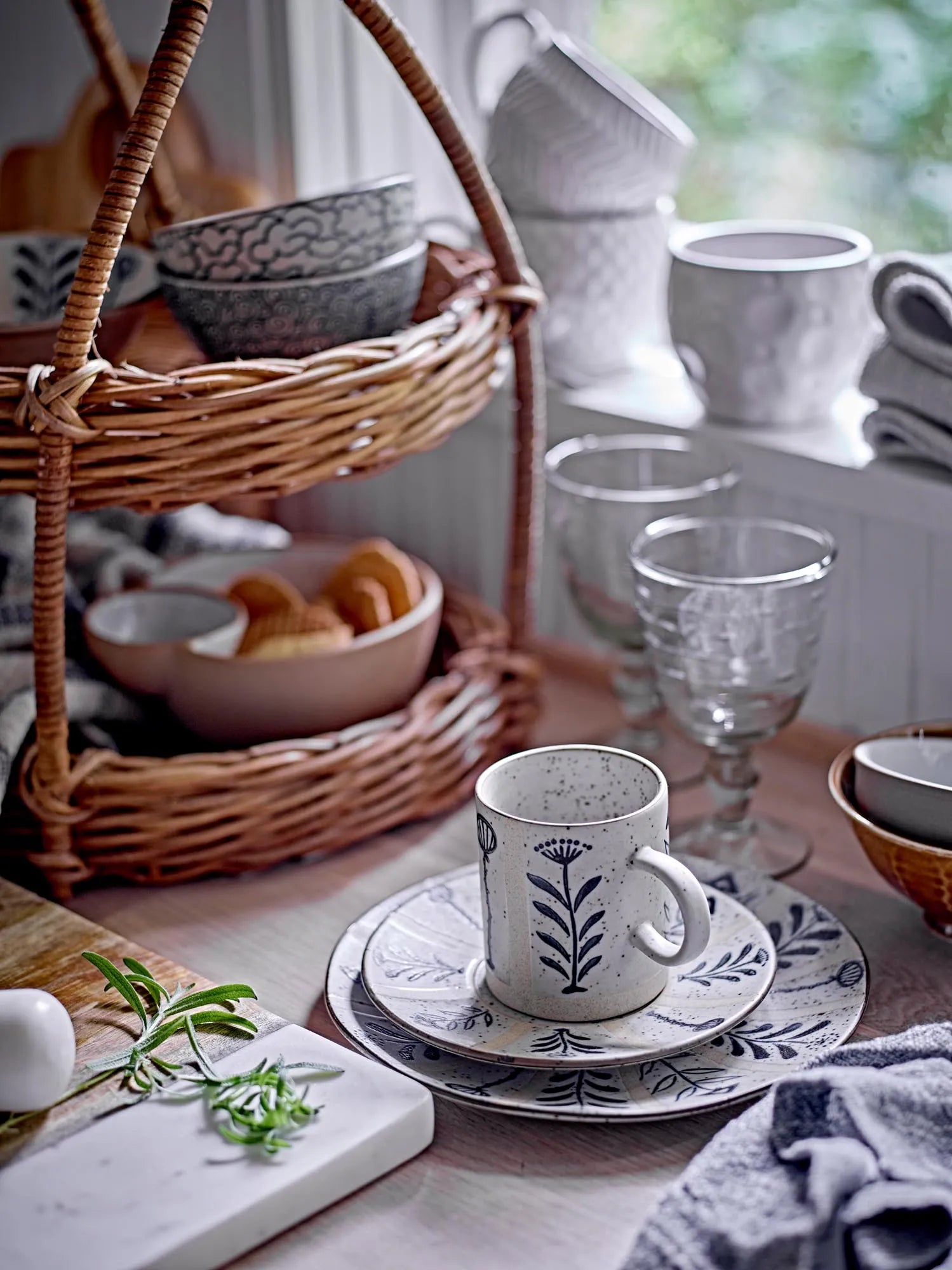 Leonie Teller, Blue, Steingut in Blau präsentiert im Onlineshop von KAQTU Design AG. Teller ist von Creative Collection