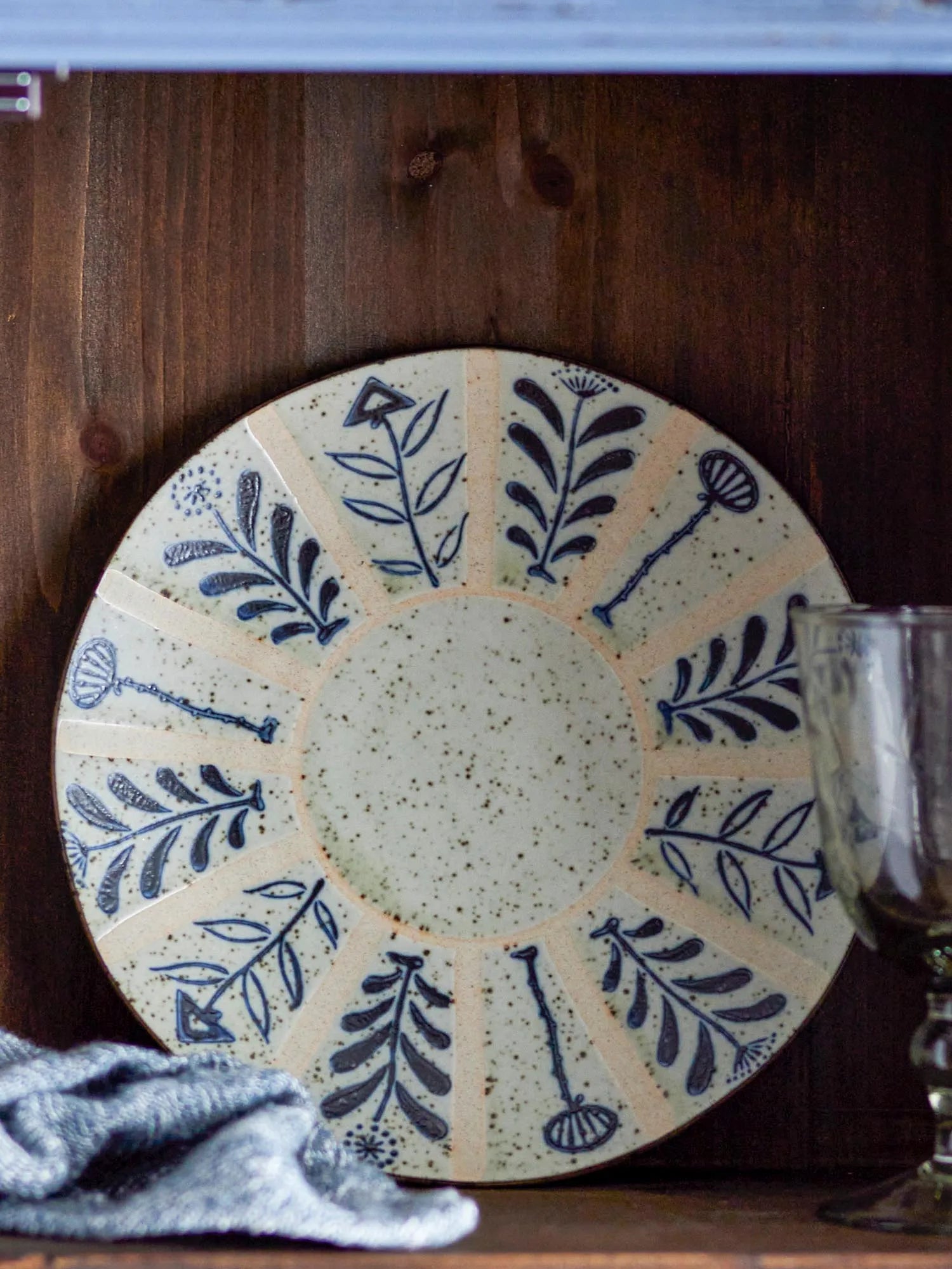 Leonie Teller, Blue, Steingut in Blau präsentiert im Onlineshop von KAQTU Design AG. Teller ist von Creative Collection