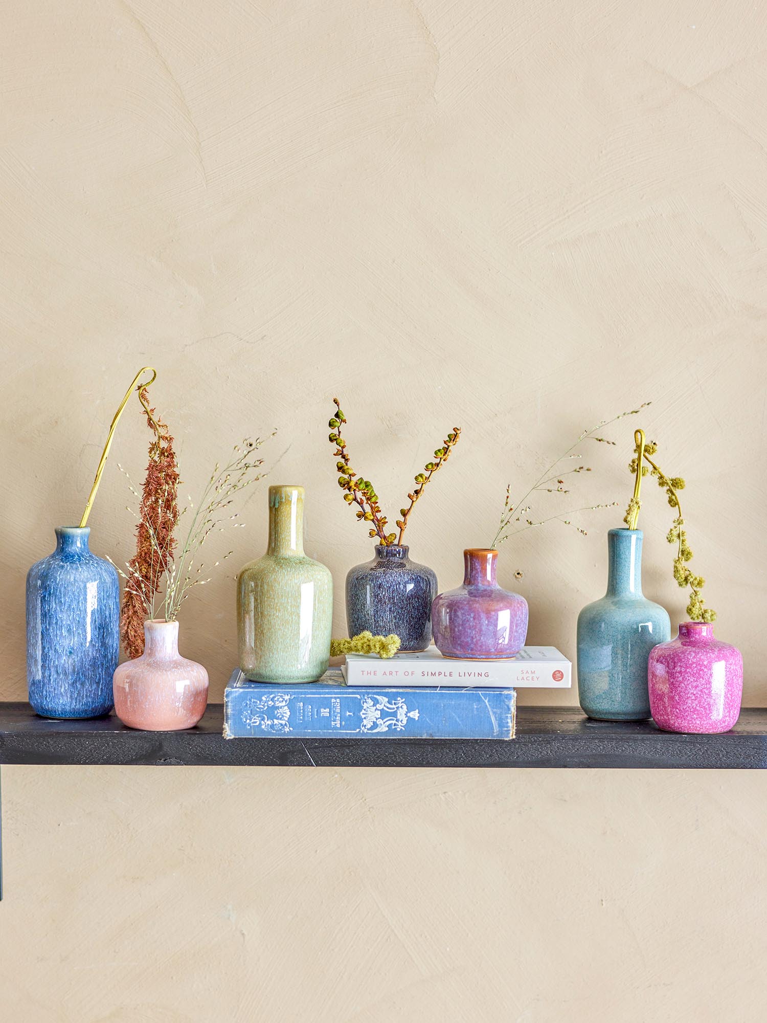 Die Maien Vase von Bloomingville aus grünem Steingut besticht durch ihr elegantes Design und ist ideal für Blumenarrangements.