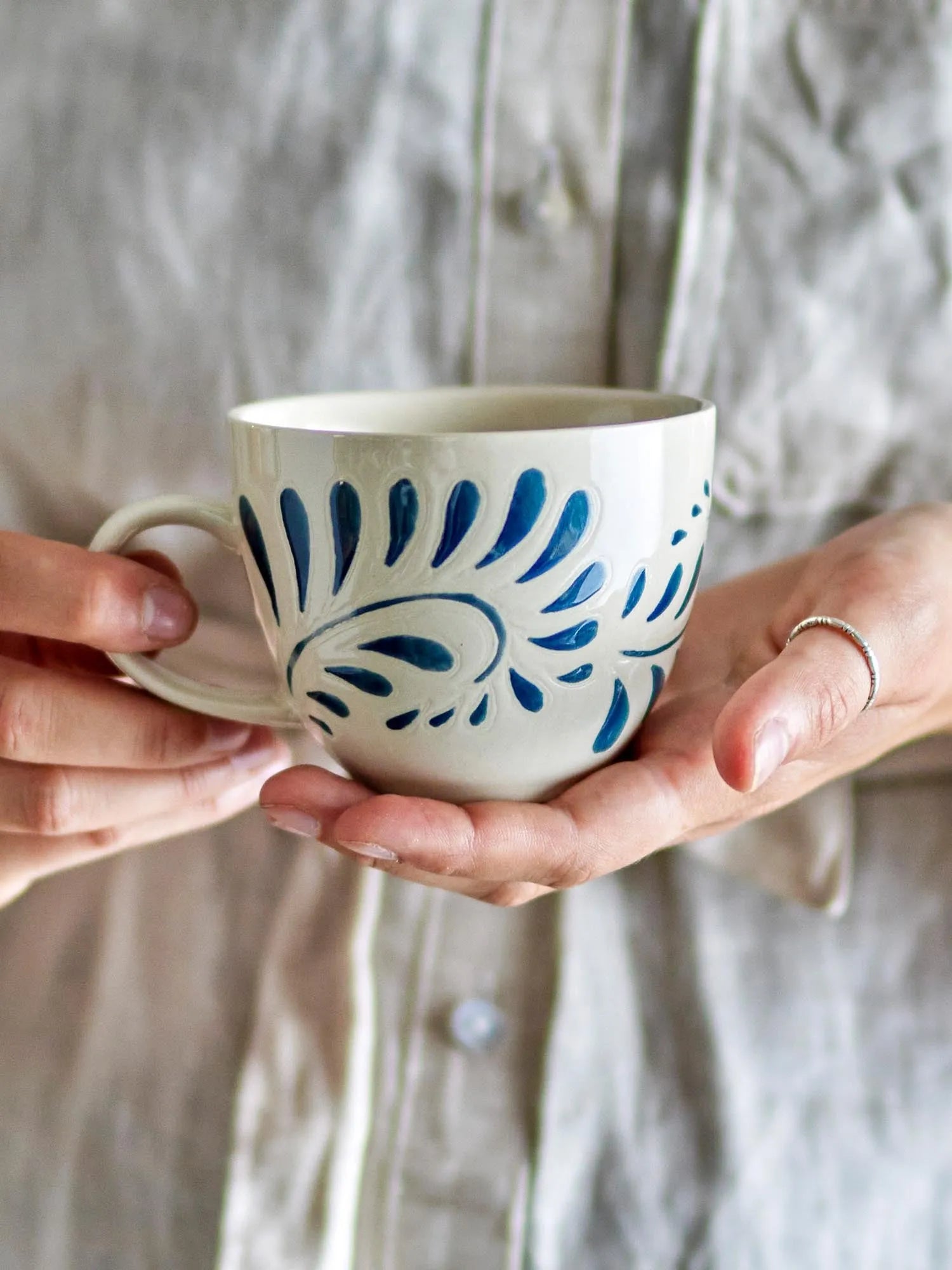 Die Heikki Tasse in Blau von Bloomingville: Einzigartiges Steingut mit skandinavischem Design, langlebig und stilvoll.