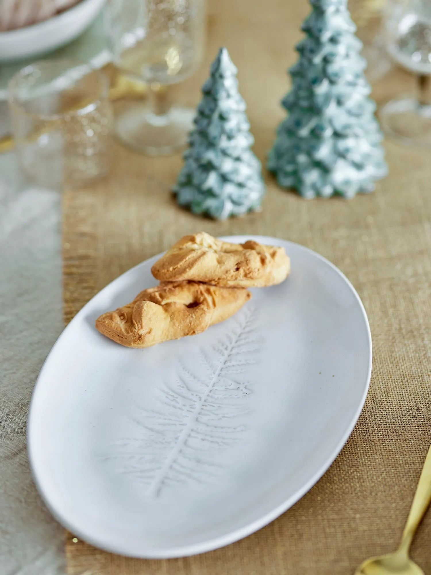 Winter Servierplatte, Natur, Steingut in Natur präsentiert im Onlineshop von KAQTU Design AG. Platte ist von Bloomingville