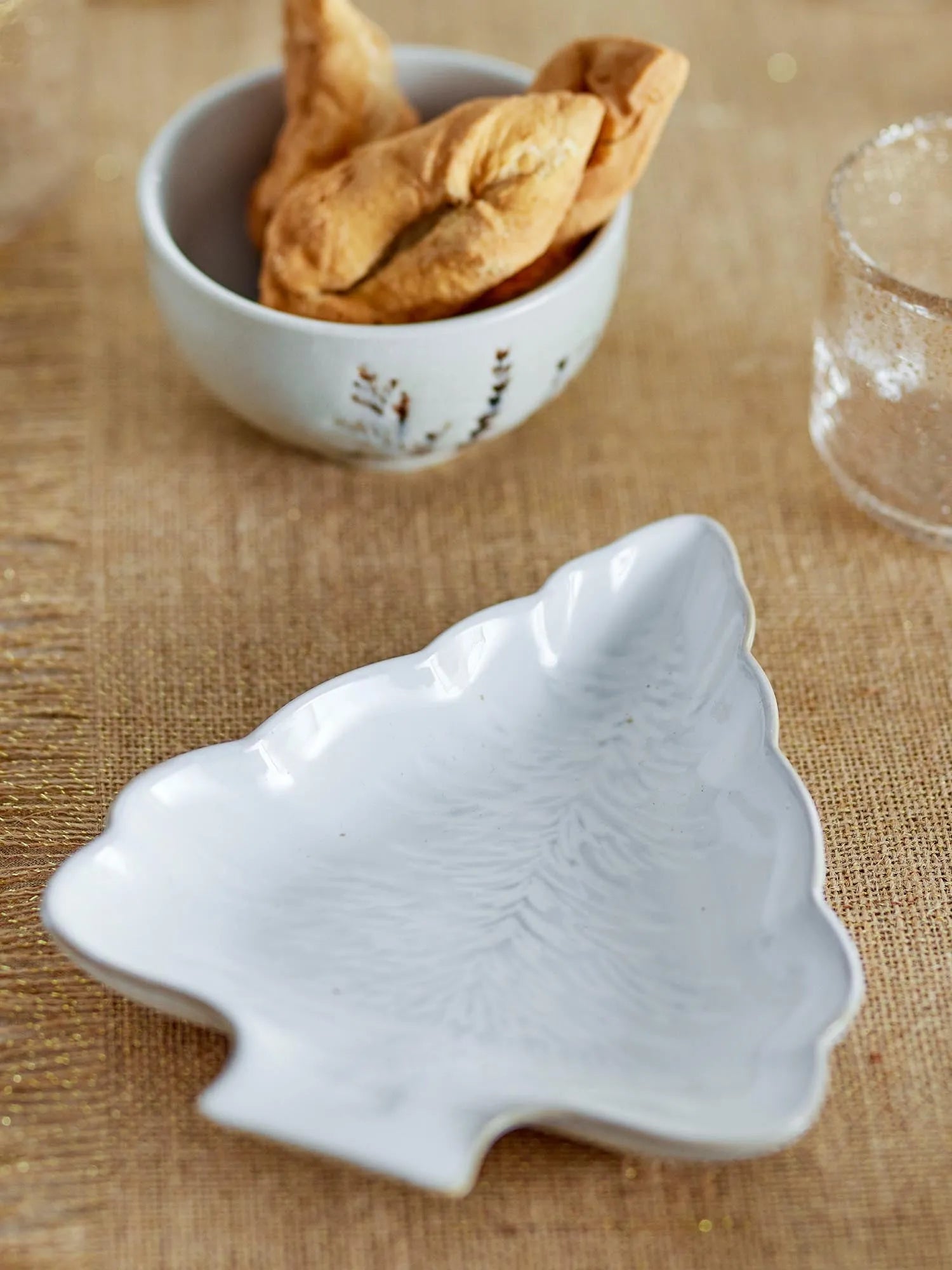 Winter Servierplatte, Natur, Steingut in Natur präsentiert im Onlineshop von KAQTU Design AG. Platte ist von Bloomingville