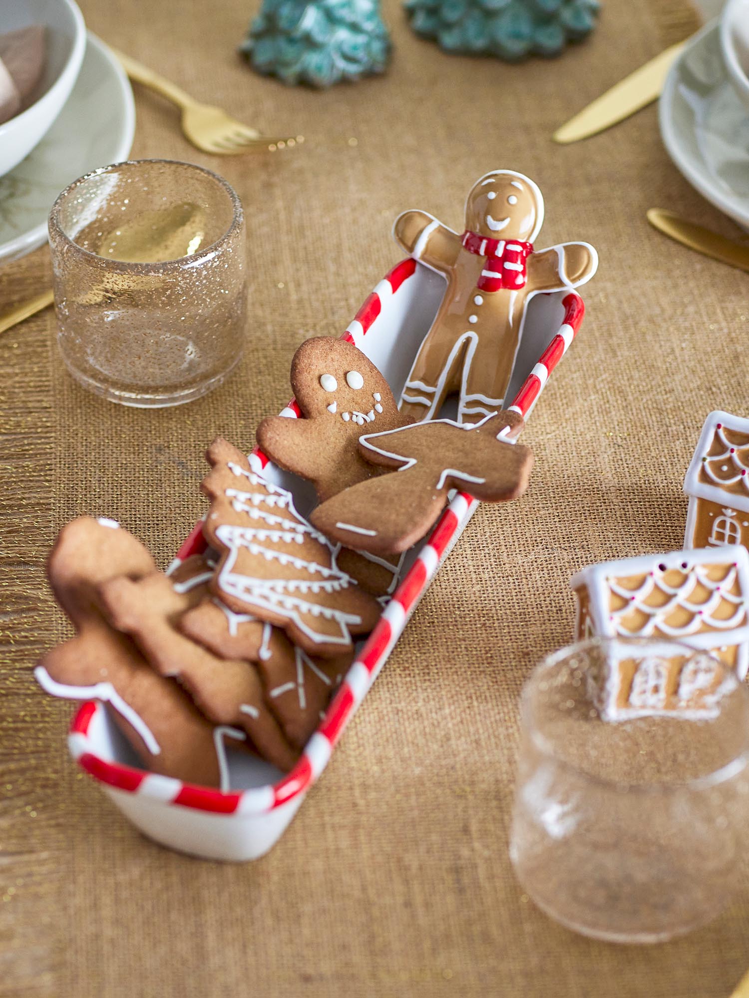 Die Ginnie Schale aus brauner Keramik mit Lebkuchenmann-Design ist ein festliches Highlight für jede Tafel.