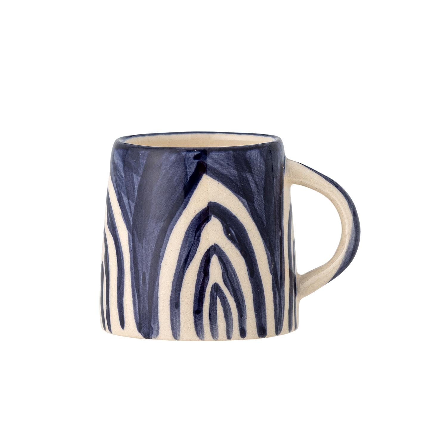 Die Shama Espressotasse von Bloomingville: Handgefertigtes Steingut, blau-weisses Design, robust, spülmaschinen- und mikrowellengeeignet.